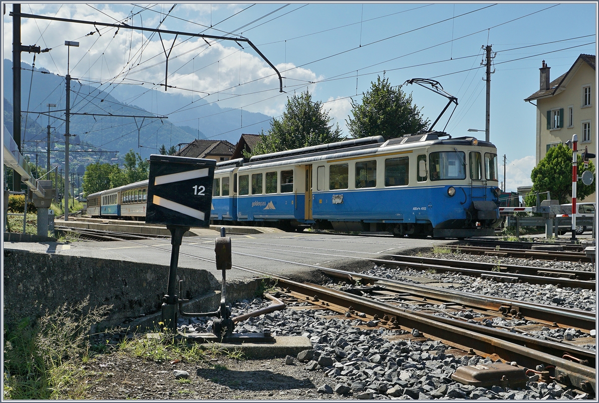 Der MOB ABDe 8/8 4002  VAUD  verlässt Chernex Richtung Montreux.
11. Aug. 2016