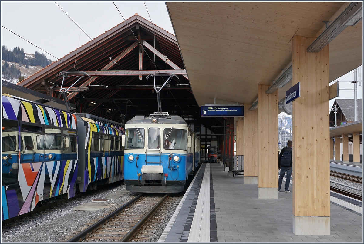 Der MOB ABDe 8/8 4002 Vaud wartet in Zweisimmen auf die Abfahrt nach Gstaad (-Montreux) 
10. Jan. 2018