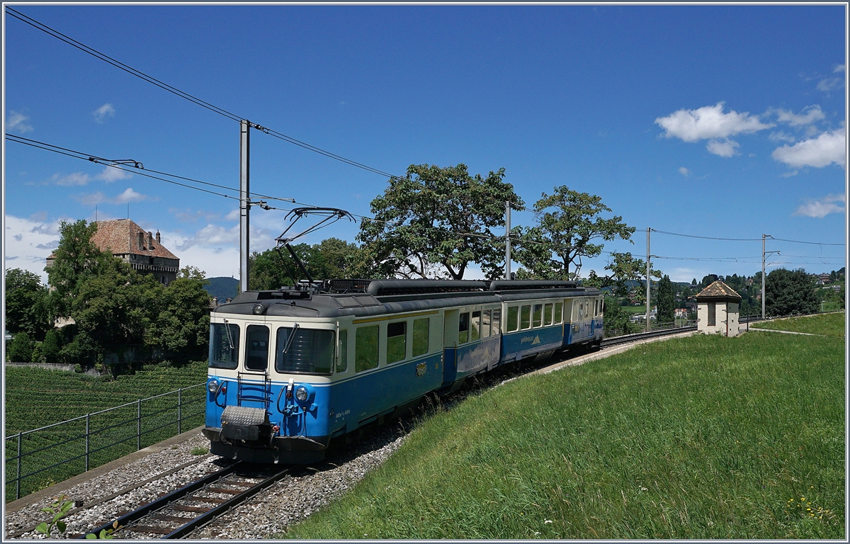Der MOB ABDe 8/8 4004 erreicht als Regionalzug nach Fontanivent den Halt Châtelard VD.
30.06.2017