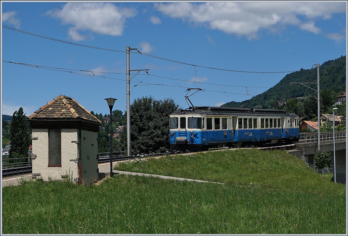 Der MOB ABDe 8/8 4004  Fribourg  beim Haltepunkt Châtelard VD.
30. Juni 2017