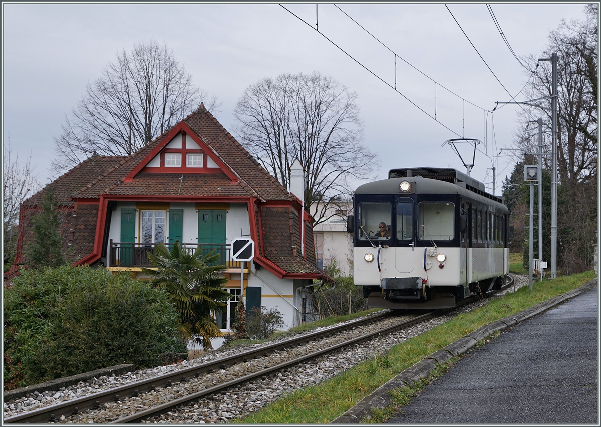 Der MOB Be 4/4 1006 (ex Bipperlisi) als Regionalzug 2323 bei Planchamp. 
4. Feb. 2016