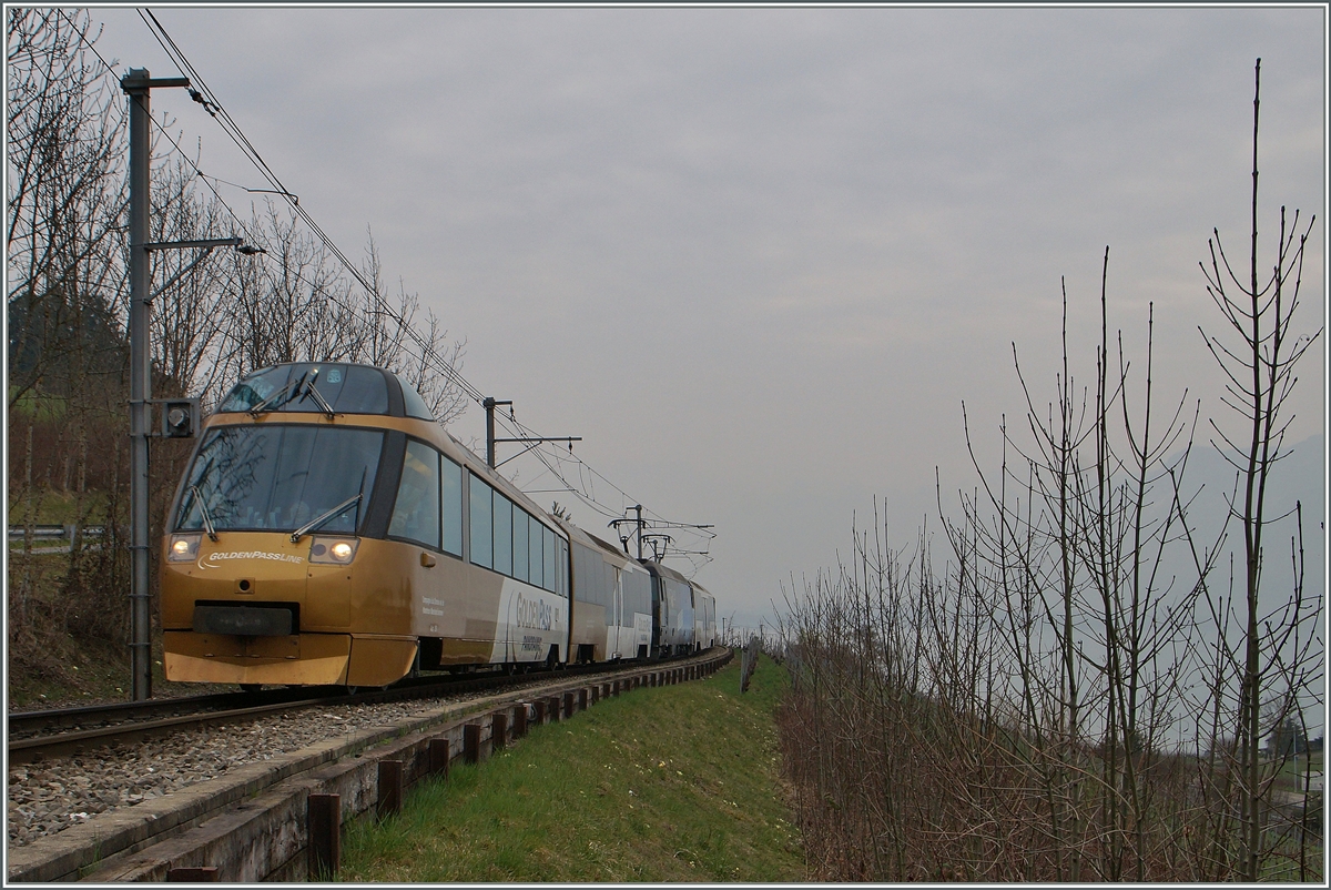 Der MOB Golden Panormic Pass Paradezug als 2128 von Montreux nach Zweisimmen kurz nach der Abfahrt in Montreux.
20.03.2015 