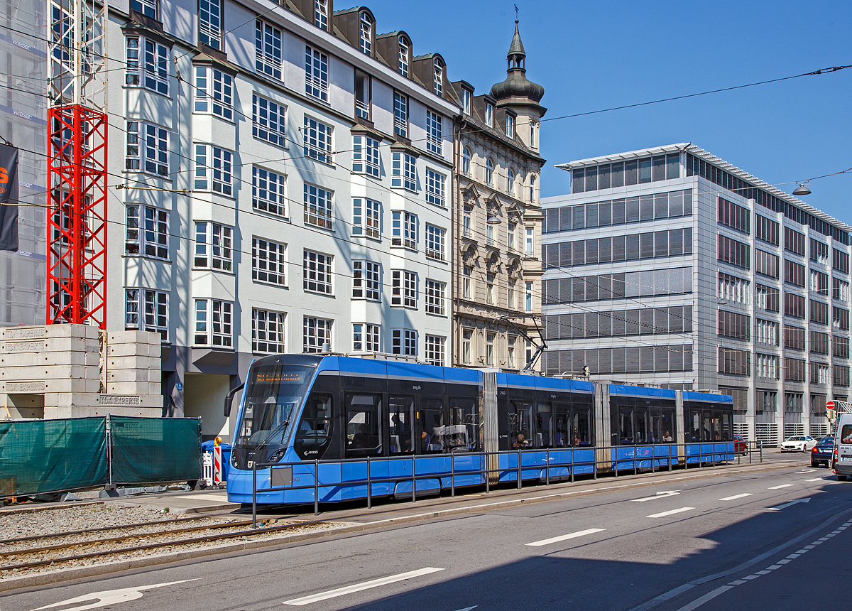 Der MVG-Straßenbahntriebwagen 2502, ein vierteiliger Niederflur-Gelenkwagen des Typs TZ (ex T4.7) (vierteiliger Siemens Avenio TZ) am 04.06.2019 auf Landsberger Straße (München) an der Haltestelle Holzapfelstraße.

Der TW ist aus der 2. Serie (Nr. 2501–2504), 4 Stück die zwischen 2017–2018 gebaut wurden

Beim Avenio handelt es sich um eine Weiterentwicklung der Combino-Familie. Die Fahrzeuge verfügen nicht mehr wie die Combino-Multigelenkwagen über schwebende Mittelteile, sondern sind Kurzgelenkwagen mit einem Fahrwerk unter jedem Modul. Die Wagenkästen sind in Edelstahl- statt Aluminiumbauweise erstellt.

Im Oktober 2015 bestellte die MVG nach einer Ausschreibung, die der Hersteller Siemens gewann, weitere 22 Fahrzeuge des gleichen Fahrzeugtyps, zusätzlich vereinbarte die MVG eine Option auf bis zu 124 weitere Fahrzeuge. Neun Zweiteiler und neun Dreiteiler werden nach entsprechenden Anpassungsarbeiten in Tramnetz bevorzugt als Doppeltraktion auf den stark ausgelasteten Linien entlang der Dachauer Straße eingesetzt, zusätzlich wurden vier Vierteiler (2501 – 2504) bestellt, die zur Kapazitätserhöhung auf einigen Linien dienen. Sie besitzen außerdem eine andere Ausstattung als die Wagen der ersten Serie, z. B. andere Sitzmodelle. Nachdem der erste Wagen 2017 ins Prüfcenter nach Wildenrath zu Tests gelangte, wurden ab Dezember 2017 der erste Wagen nach München ausgeliefert. 

Am 4. Juli 2019 löste die MVG die Option zur Bestellung von 73 vierteiligen Fahrzeugen aus, die ab 2021 geliefert werden sollen.

TECHNISCHE DATEN;
Fahrzeugart: Vierteiliger Niederflur-Gelenktriebwagen für den Einrichtungsbetrieb 
Hersteller:  Siemens, Typ Avenio
MVG Bezeichnung: TZ
Anzahl : 4 (vierteilig)
Baujahre: 2017 bis 2018
Spurweite: 1.435 mm (Normalspur)
Achsfolge: 2‘ Bo‘ Bo‘ Bo‘
Länge über Kupplung:  36.850 mm
Breite: 2.300 mm
Eigengewicht: 45 t
Leistung:  6x100 kW = 600 kW
Höchstgeschwindigkeit:  70 km/h
Min. Kurvenradius:14,5 m
Anzahl der Türen: 6 zweiflüglige elektr. Schwenkschiebetüren
Niederfluranteil: 100 %
Fußbodenhöhe:	360 mm
Sitzplätze: 	65
Stehplätze: 150
Stromsystem : 750 Volt DC (=)
