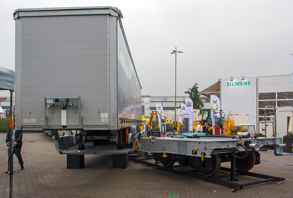 Der neue Lohr Taschenwagen der Gattung Sdmrs, ein Endwaggon UIC 1 der  3. Generation (33 87 4978 000-9 F-LOHR TEN) prsentiert auf der InnoTrans 2014 in Berlin (26.09.2014). 

Hier in der Belade- bzw. Entladeposition.
