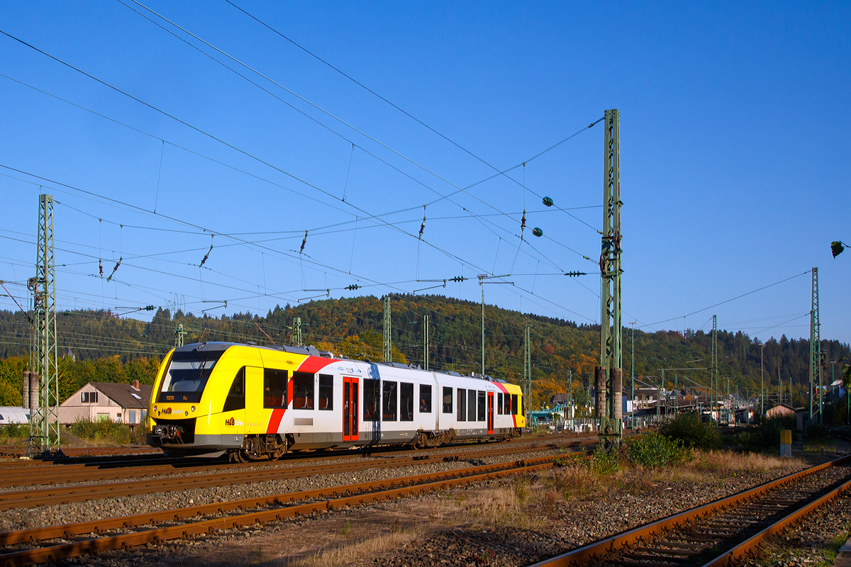 
Der neue VT 501 (95 80 1648 101-1 D-HEB / 95 80 1648 601-0 D-HEB) ein Alstom Coradia LINT 41 der neuen Generation / neue Kopfform der HLB (Hessische Landesbahn GmbH) fährt am 10.10.2015, als RB 95 (Siegen - Betzdorf/Sieg - Au/Sieg), Umlauf HLB92898, vom Bahnhof Betzdorf/Sieg weiter in Richtung Au/Sieg.

Nochmals einen lieben Gruß an den netten Triebwagenführer zurück. 