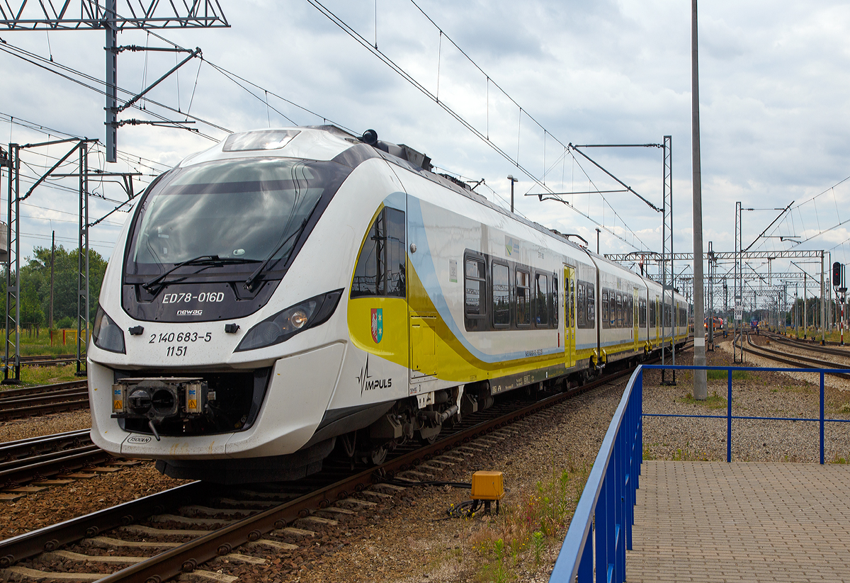 Der Newag Impuls ED 78-016, bzw. ein Newag Impuls 31WE der Przewozy Regionalne (Lubuskie) fhrt am 25.06.2017 als R-70405 im den Hauptbahnhof Posen (Poznań Głwny9 ein. 

Der Impuls wurde 2015 von Newag unter der Fabriknummer 31WE-026 gebaut. Er hat die NVR-Nummern 94 51 2 140 680-1 PL-PREG 1151, 94 51 2 140 681-9 PL-PREG 1151, 94 51 2 140 682-7 PL-PREG 1151 und 94 51 2 140 683-5 PL-PREG 1151

Der Impuls ist ein Elektrotriebwagen des polnischen Herstellers Newag fr den Regionalverkehr, der seit 2011 hergestellt wird. Sie werden als zwei- bis sechsteilige Triebzge angeboten. So gibt es sie als Typ 31WE (wie hier vierteilig), 35 WE (sechsteilig), 36WE (dreiteilig), 37WE (zweiteilig) und als 45WE (fnfteilig).

Der Vorgnger des Newag Impuls, der Newag 19WE, war die erste Eigenkonstruktion des Herstellers Newag. Es wurden jedoch nur vier Zge hergestellt. Grund fr die geringe Nachfrage war, dass der 19WE ein reines Hochflurfahrzeug ist. Als Konsequenz entwickelte Newag den Impuls als Fahrzeug mit Niederflureinstieg. Erster Kunde war die SKM Warschau, es folgten viele Bestellungen weiterer Bahnbetriebe in Polen. Somit sind die Triebzge vom Typ Impuls heute in weiten Teilen Polens anzutreffen. Mit der Bestellung der italienischen Bahngesellschaft Ferrovie del Sud Est konnte Newag im Jahr 2015 den ersten Auftrag aus dem Ausland entgegennehmen.

Mit Serienfahrzeugen des Impuls wurden mehrfach Schnellfahrversuche auf der Bahnstrecke Grodzisk Mazowiecki–Zawiercie durchgefhrt. Diese Schnellfahrstrecke erlaubt fahrplanmig eine Geschwindigkeit von 200 km/h. Im Februar 2013 erreichte ein Impuls 31WE der Koleje Dolnośląskie eine Geschwindigkeit von 211,6 km/h und im August 2015 erreichte ein Impuls 45WE der Koleje Mazowieckie eine Geschwindigkeit von 226 km/h.

In der Regel werden die Drehgestelle an den Fahrzeugenden angetrieben mittels Drehstrom-Asynchronmotoren angetrieben, die eine Bremsenergierckgewinnung ermglichen. Whrend sich dazwischen die Laufdrehgestelle verteilen, die als Jakobs-Drehgestelle ausgefhrt sind worauf sich die Wagenteile jeweils absttzen. Eine Ausnahme bildet die sechsteilige Version, bei ihr werden auch zwei Drehgestelle in der Zugmitte angetrieben. 
Allen Konfigurationen gemein ist die im Regelbetrieb erreichbare Hchstgeschwindigkeit von 160 km/h (Konstruktiv mglich 176 km/h). 

Der hier gezeigte Impuls 31WE (ED78) ist mit zwei Motordrehgestellen und drei Jacobs-Drehgestellen (Achskonfiguration Bo'2'2'2'Bo ') ausgestattet. Es wird von vier Fahrmotoren mit einer Gesamtleistung von 2000 kW angetrieben. Die Zuggesamtlnge einschlielich Kupplungen betrgt 74.400 mm und die Lnge des Fahrgastraums betrgt 59.600 mm. Er kann 436 Passagiere befrdern, darunter 208 sitzende Passagiere. 

TECHNISCHE DATEN des Impuls 31 WE (ED78): 
Spurweite: 1.435 mm
Achsanordnung: Bo’2’2’2’Bo’
Lnge ber Kupplung: 74.400 mm
Fahrzeugbreite: 2.840 mm
Fahrzeughhe: 4.150 mm
Eigengewicht: 136 t
Dienstgewicht: ca. 172 t
Triebraddurchmesser: 840 mm (neu) / 790 mm (abgenutzt)
Antrieb: 4 x 500 kW = 2.000 kW Nennleistung
Motorentyp:  4 Drehstrom-Asynchronmotoren
Stromsystem: 3000 V DC
Anfahrzugkraft: 185 kN
Hchstgeschwindigkeit: 160 km/h(technisch Mglich 176 km/h)
Beschleunigung: 1,0 m/s (0 bis 40km/h)
Bremsverzgerung: 0,8 m/s Betrieb / 1 m/s Schnellbremsung
Kupplung: Scharfenbergkupplung (Schaku) Typ 10
