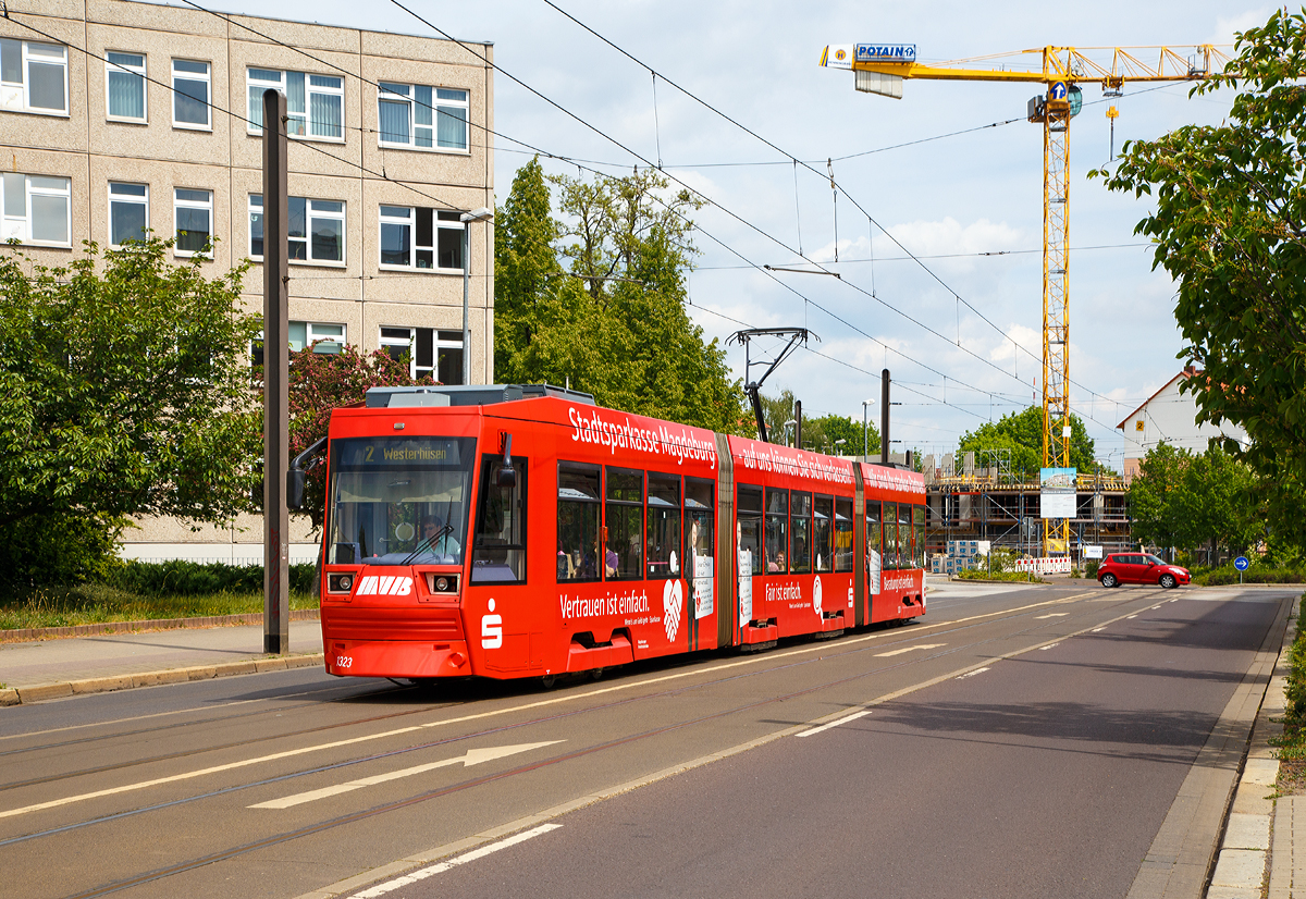 
Der Niederflur-Gelenketriebwagen Nr. 1323 der Magdeburger Verkehrsbetriebe GmbH (MVB), ein Alstom LHB NGT8D (Niederflur Gelenketriebwagen mit 8 Achsen) erreich am 21.05.2016, als Linie 2 nach Westerhsen, bald die Station Universittsbibliothek.

Die Magdeburger Verkehrsbetriebe besitzen 83 Triebwagen dieses Typs, mit den Betriebsnummern 1301–1383. Es ist der einzige Niederflur-Straenbahntyp in Magdeburg. Die Fahrzeuge wurden in vier Lieferserien ausgeliefert, die sich geringfgig voneinander unterscheiden. Der Hersteller der Wagenksten der Fahrzeuge 1301 - 1325 ist Waggonbau Dessau, ab dem Fahrzeug 1326 ist es der Waggonbau Bautzen, ab dem Fahrzeug 1373 ist es Halle-Ammendorf (MSG). 

Ein Triebwagen ist 29,3 Meter lang und besteht aus drei Fahrzeugmodulen, wobei sich unter dem ersten und dem letzten jeweils ein doppelachsiges Triebdrehgestell und unter dem zweiten zwei doppelachsige Kleinradlaufdrehgestelle befinden. Die Gesamtantriebsleistung betrgt 4 x 95 kW, die Motoren sind wassergekhlt. Alle drei Fahrzeugmodule besitzen eine Doppelauenschwenkschiebetr und der erste und letzte Wagen am vorderen und am hinteren Ende je eine Einzelauenschwenkschiebetr. 

TECHNISCHE DATEN:
Spurweite: 1.435 mm (Normalspur)
Achsfolge: Bo'+2'2'+Bo'
Lnge: 29.300 mm
Breite: 2.300 mm
Hhe: 3.440 mm
Fubodenhhe ber Triebdrehgestellen: 585 mm
Fubodenhhe ber Niederflurbereich: 350 mm
Einstiegshhe: 300 mm
Sitzpltze: 69 (+2)
Stehpltze:  151
Antriebsleistung:  4 x 95 kW (5.922 U/min)
Motortyp: 4WXA2844 (Wasserkhlung)
Hchstgeschwindigkeit: 70 km/h

Die Straenbahn Magdeburg verkehrt auf einem etwa 64 Kilometer langen Streckennetz, in der Spurweite von 1.435 mm (Normalspur) und mit 600 Volt DC Oberleitung, in der sachsen-anhaltischen Landeshauptstadt Magdeburg. Es verkehren auf neun Linien ca. 100 Straenbahnfahrzeuge (davon 13 Beiwagen). Betrieben wird die Straenbahn Magdeburg von der Magdeburger Verkehrsbetriebe GmbH (MVB).
