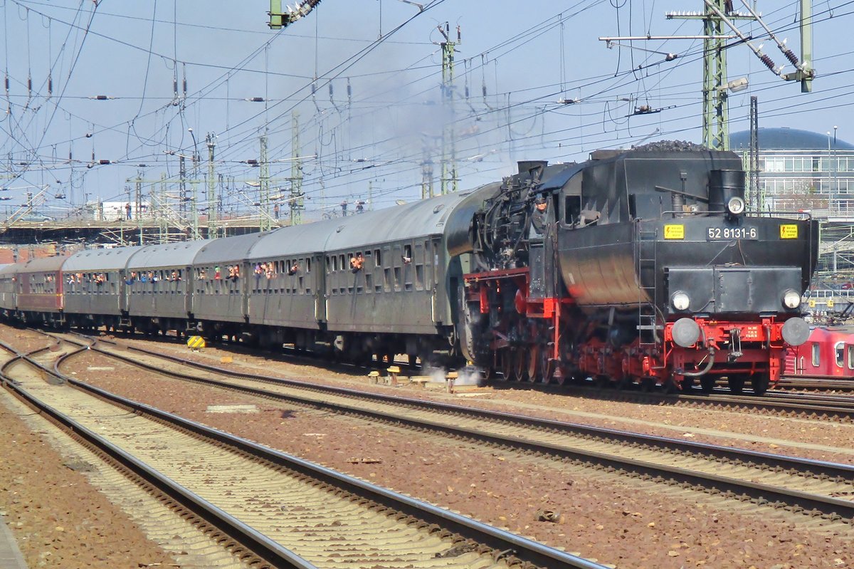 Der Nossener Reko-Kriegslok 52 8131 schiebt am 8 April 2018 ein Sonderzug aus Dresden Hbf ins BW Dresden-Altstadt. 