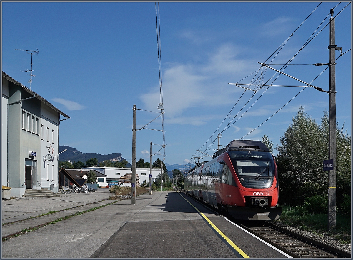 Der ÖBB ET 4024 102-8 als Regionalzug von Bregenz nach St.Margrethen beim Halt in Hard-Fussach.

16. Sept. 2019