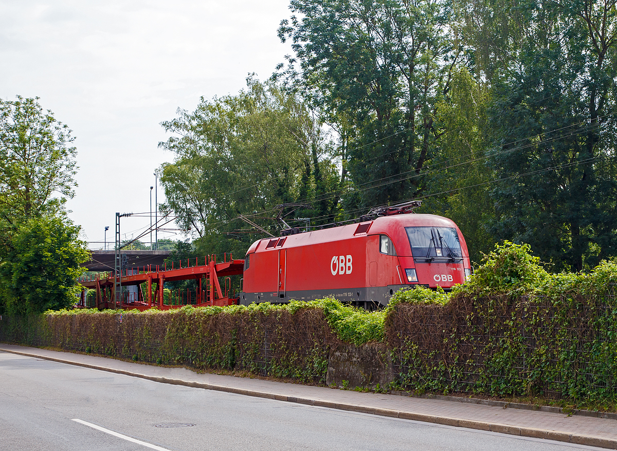 
Der BB Taurus II (Siemens ES64U2) 1116 123-1 (91 81 1116 123-1 A-BB) fhrt am 17.06.2018 mit einem leeren Autozug durch Freising in Richtung Mnchen.