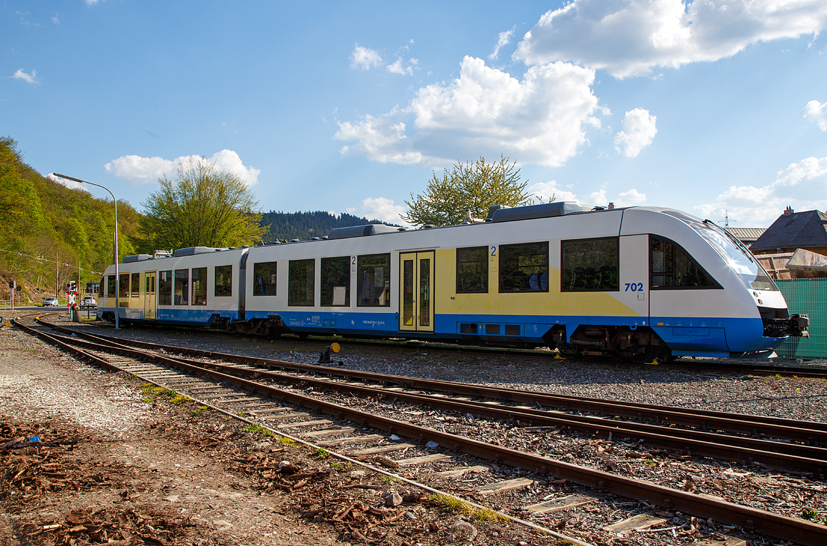 
Der OLA VT 702 (95 80 0648 296-1 D-OLA / 95 80 0648 796-0 D-OLA) ein  Alstom Coradia LINT 41 der Ostseeland Verkehr GmbH ist am 07.05.2016 auf der Gleisanlage der KSW in Siegen-Eintracht abgestellt. Er wurde wohl von der HLB (Hessische Landesbahn) Probegefahren. 

Der LINT wurde 2001 von Alstom (LHB) in Salzgitter unter den Fabriknummern 2001-702a bzw. b gebaut. Eigentmer bzw. Vermieter war bislang die Alpha Trains Europa GmbH in Kln.