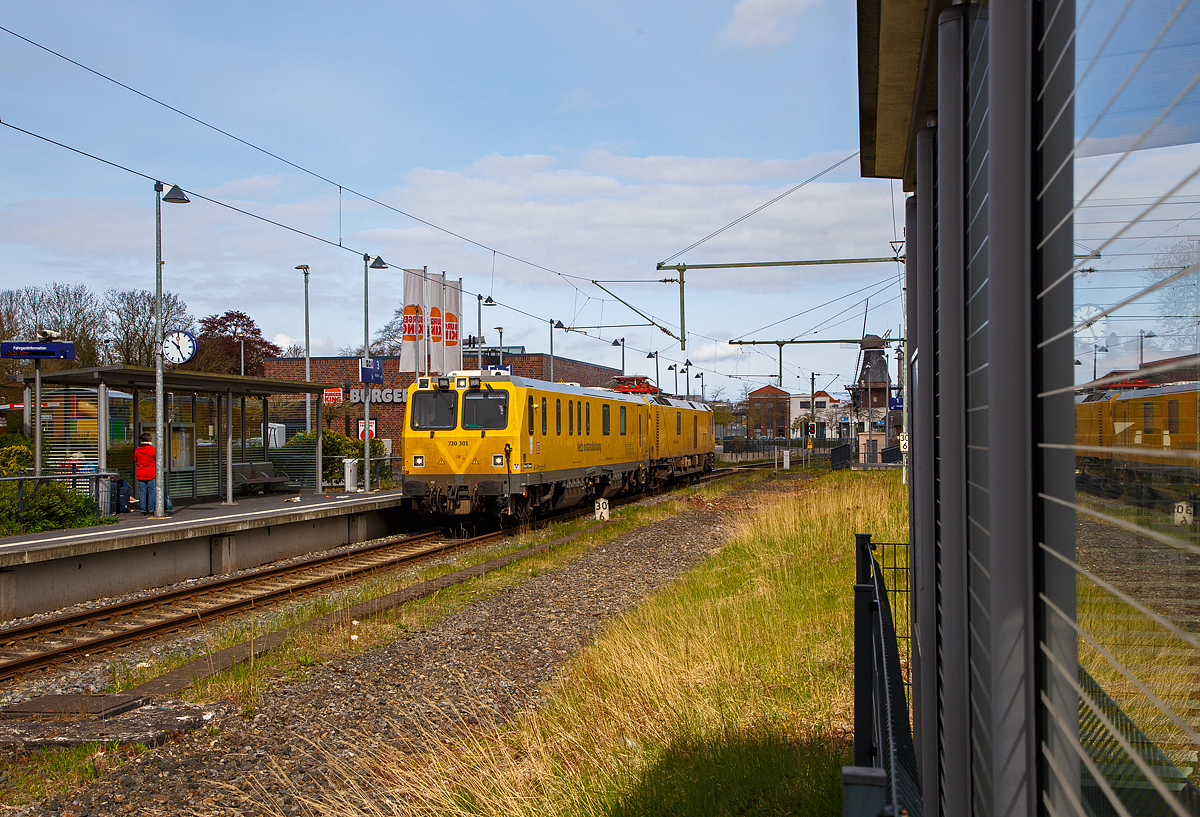 Der Plasser & Theurer Schienenprfzug (der Bauart SPZ 3) 719 301 / 720 301 (99 80 9160 004-4-DB / 99 80 9360 006-7 D-DB) der DB Netz AG fhrt auf Prffahrt am 01.05.2022 von Norddeich Mole kommend durch den Bahnhof Norden in Richtung Emden.

Der Schienenprfzug wurde 2015 von Plasser & Theurer in Linz (A) unter der Fabriknummer 6003 (SPZ-STW) und  6047 (SPZ-ATW) gebaut.

Um Schden am Oberbau frhzeitig zu erkennen, setzt die Deutsche Bahn AG verschiedene Prfzge der Baureihen 719 und 720 ein. Mittels zweier zerstrungsfreier Prfverfahren werden die Schienen auf Schdigungen untersucht. Bei der Ultraschallprfung knnen Materialfehler durch Materialermdung innerhalb der Schiene bis zum Schienenfu erkannt werden. Mit der Wirbelstromprfung wird der Schienenkopf geprft. 

Die Schienenprfzge der BR 719.3/720.3 sind die dritte Messtriebwagengeneration und wurden in modularisierter Bauweise von Plasser & Theurer in Linz (A) gebaut. Sie basiert auf einer ein- und zweiteiligen Messwagenfamilie, die Ende 2012 von der DB Netz AG bestellt wurde. Die Schienenprfzge sind zweiteilig ausgefhrt und bestehen aus einem allachsgetriebenen Trieb- (ATW) und einem Steuerwagen (STW). Beide Wagen sind jeweils 23 Meter lang. Der ATW hat ein Eigengewicht von 81 t, der STW 67 t. Der Triebzug hat eine Hchstgeschwindigkeit von 140 km/h. Der Einsatz auf Steilstrecken der DB Netz AG ist bis 55 ‰ genehmigt.

Unter dem Bodenrahmen des Steuerwagens sind, zwischen den beiden Drehgestellen, ein absenkbarer Messwagen und zwei Wasserbehlter fr die ZfP-Sensorik aufgehngt. Auf dem Dach des Triebwagens sitzt ein Messstromabnehmer. Als Antrieb dienen zwei Deutz-Dieselmotoren. Im hinteren Teil des Triebwagens gibt es eine klimatisierte Kche mit Mikrowelle, Herd, Sple, Tisch und Sitzecke mit Wifi sowie eine Toilette. Im Steuerwagen sind neben dem Beobachtungsstand mit neun Monitoren eine Werkstatt mit Ersatzteillager und Kalibriergerten, Schaltschrnke mit Messtechnik, vier Schlafabteile und der Fhrerstand 1 untergebracht. Die Ultraschall- und Wirbelstrommesstechnik wurde von der Firma PLR Magdeburg geliefert.