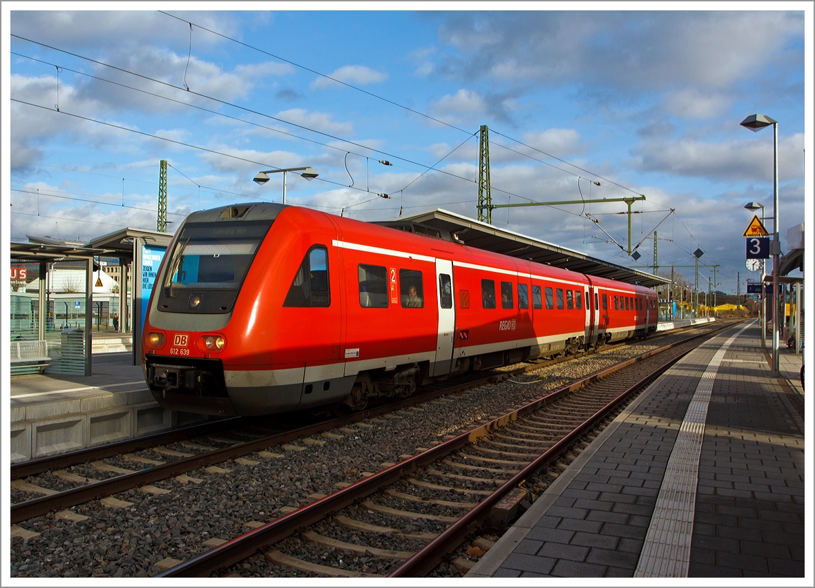 Der  RegioSwinger  Dieseltriebwagen mit Neigetechnik 612 639 / 139 der DB Regio fährt am 23.12.2013 vom Bahnhof Wetzlar (Gleis 4) als RE 25  Lahntalexpress  (Gießen - Wetzlar - Limburg/Lahn - Koblenz Hbf) weiter in Richtung Koblenz. 

Hier im Bahnhof Wetzlar beginnt mit km 0,0 die Lahntalbahn (KBS 625), diese ist nicht elektrifiziert.

Diese Triebzüge sind mit Neigetechnik ausgerüstet, die aber wohl problematisch und daher meist ausgeschaltet sind. Im Februar 2013 reichte die Deutsche Bahn beim Landgericht Berlin Klage gegen den Hersteller Bombardier ein. Die Bahn fordert Schadenersatz (laut SZ 160 Millionen Euro) aufgrund der aufgetretenen Probleme mit der Neigetechnik.

Der Antrieb erfolgt durch zwei Cummins QSK-19 6-Zylinder-Diesel- Reihenmotore, die Kraftübertragung erfolgt hydraulisch über ein Strömungsgetriebe (Antrieb diesel-hydraulisch).

Technische Daten:
Achsformel: 2´B´ und B´2´
Länge über Kupplung (Scharfenberg): 51.750 mm
Höhe: 4.124 mm
Breite: 2.852 mm
Dienstgewicht: 116 t
Motorleistung: 2x 560 kW
Höchstgeschwindigkeit: 160 km/h
Sitzplätze: 146