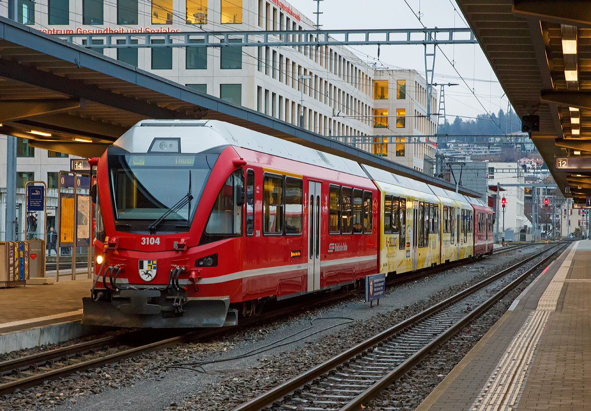 
Der RhB ABe 4/16 – 3104 „Achilles Schucan“ ein vierteiliger ALLEGRA -Stammnetztriebzge (STZ), mit Werbung fr die Ski WM 2017 in St. Moritz, am 17.02.2017 als Regional-Zug nach Thusis im Bahnhof Chur. Der Zug besteht im Einzelnen aus dem Steuerwagen ABt 31804, zwei kurz gekuppelte Niederflur-Zwischenwagen B 31204 und Bi 31604, sowie dem Triebwagen ABe 4/4 31004.

Optisch sind sie kaum von den ALLEGRA-Zweispannungstriebzug (RhB ABe 8/12) zu  unterscheiden. Aufgrund ihres klassischen Einsatzgebiets in der Agglomeration Chur sind sie jedoch mit entscheidenden technischen  Unterschieden versehen.  Im Gegensatz zu den dreiteiligen Zweispannungstriebzgen  RhB ABe 8/12, bestehen  diese  Kompositionen  aus vier Einheiten. 

Der RhB ABe 4/16 ist ein vierteiliger elektrischer Triebzug, von denen die Rhtische Bahn (RhB) bei Stadler Rail insgesamt fnf Stck bestellt hat. Diese werden seit 2013 im Fahrgastverkehr eingesetzt. Die Triebzge, von der RhB als „ALLEGRA-Stammnetztriebzge (STZ)“ bezeichnet, sind von der Baureihe RhB ABe 8/12 („ALLEGRA-Zweispannungstriebzge (ZTZ)“) abgeleitet, welche ebenfalls von Stadler Rail entwickelt und gebaut wurden. Im Gegensatz zu den ABe 8/12, welche als Triebfahrzeuge vor ganzen Zugkompositionen (d.h. ihnen werden noch Wagen darunter auch Gterwagen angehangen) eingesetzt werden, wurden die ABe 4/16 fr den Agglomerationsverkehr rund um Chur beschafft, um die in die Jahre gekommenen Be 4/4 zu ersetzen.

TECHNISCHE DATEN der RhB ABe 4/16:
Hersteller:  Stadler Rail
Baujahr: 2011
Nummerierung:  3101–3105
Anzahl Fahrzeuge: 	5
Einsatzgebiet: 	RhB-Stammnetz, S-Bahn Chur Thusis – Chur – Landquart – Schiers
Achsanordnung: Bo’Bo’+ 2’2’+ 2’2’+ 2’2’
Spurweite: 1.000 mm
Lnge ber Kupplung: 74.750 mm
Fahrzeugbreite:  2.650 mm
Fahrzeughhe:  3.800 mm
Achsabstand im Motordrehgestell:  2.000 mm
Achsabstnde in den Laufdrehgestellen: 1.800 mm / 2.000 mm
Triebraddurchmesser, neu: 810 mm
Laufraddurchmesser, neu: 685 mm / 810 mm
Dienstgewicht: 113 t
Max. Leistung am Rad: 1.400 kW
Anfahrzugskraft (bis 36 km/h): 140 kN
Hchstgeschwindigkeit: 100 km/h (techn. 120 km/h)
Speisespannung: 11 kV AC, 16.7Hz
Sitzpltze:  1. Klasse 24 / 2. Klasse 156 (und 22 Klappsitze)
Fubodenhhe: 480 mm (Niederflur am Einstieg) / 1.050 (Hochflur)
Einstiegbreite:	1.200 mm
