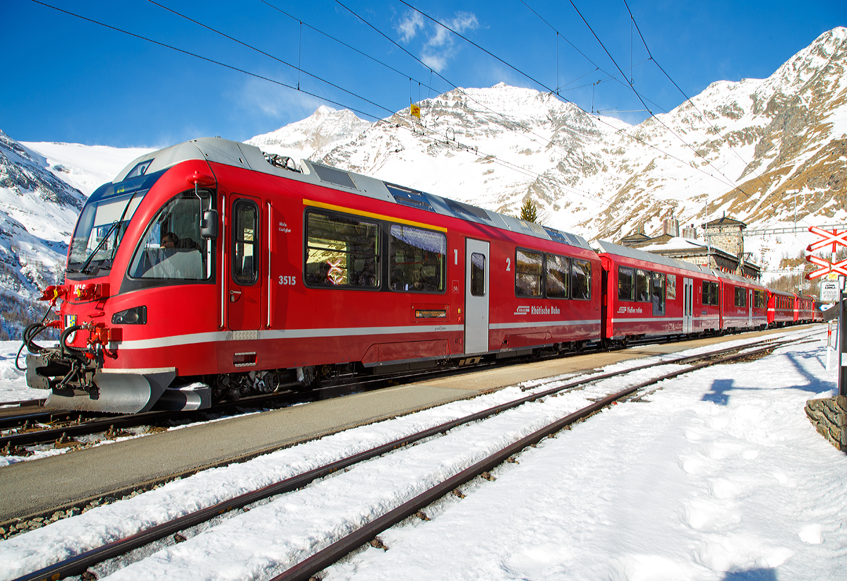 
Der RhB Regio-Zug nach Tirano hat am 20.02.2017 den Bahnhof Alp Grüm (2.091 m ü. M.) erreicht, der Zug besteht aus dem 3-teiligen ALLEGRA-Zweispannungstriebzug (RhB ABe 8/12) 3515  Alois Carigiet  mit 4 angehangenen Personenwagen.  

Auf der Berninabahn sind die Triebzüge das Haupttraktionsmittel und ziehen Regionalzüge, den Bernina-Express sowie Güterzüge.  

Dieser Zweispannungstriebzug ist nicht nur hochmodern, sondern verbirgt in seinem Innern wesentliche Innovationen und viel Power. Die mehrsystemfähige Antriebsausrüstung bringt eine Leistung von 2,6 MW, zudem haben die Triebzüge eine hohe Anfahrzugkraft von 260 kN. Hier auf der Berninabahn (St. Moritz–Tirano) mit einer Maximalsteigung 70 ‰ wird mit 1.000 Gleichstrom gefahren, auf der Arosabahn und der Bahnstrecke Landquart–Davos Platz im 11 kV 16.7 Hz Wechselstrombetrieb.