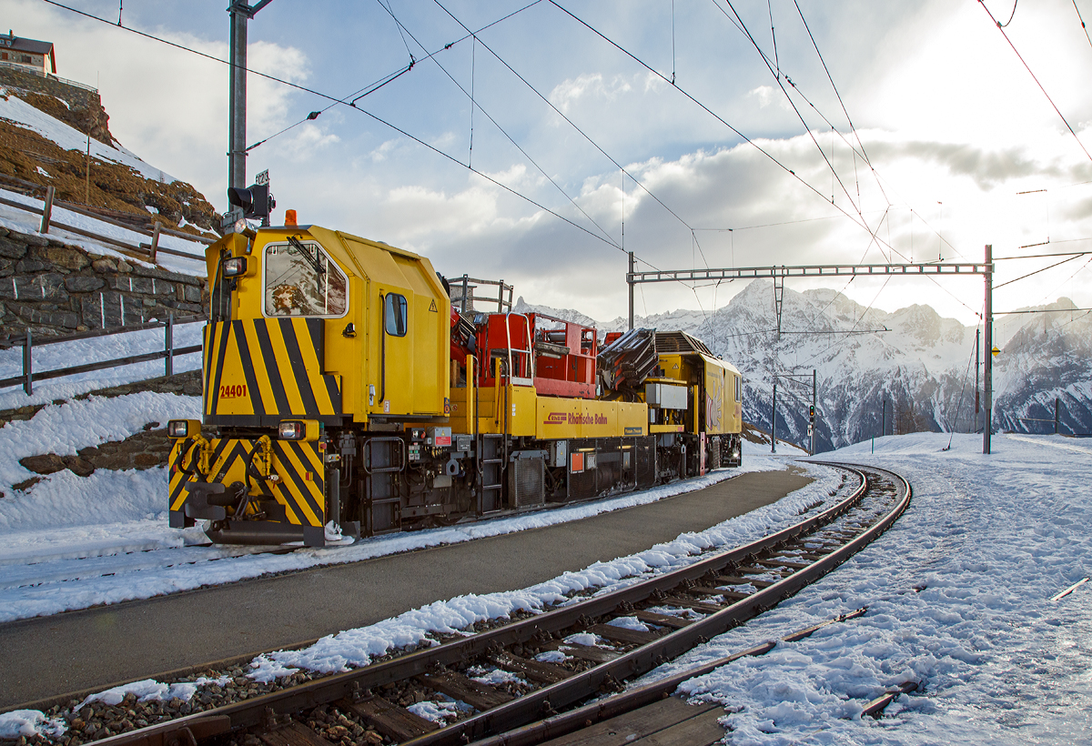 Der RhB (Rhtische Bahn) Xmf 6/6 24401, ex 92020, ein Fahrleitungsturmwagen vom Typ Plasser & Theurer MTW 100.160 fhrt am 20.02.2017 vom Bahnhof Alp Grm (2.091 m . M.) hinab in Richtung Tirano. 

Der MTW 100.160 wurde 2007 von Plasser & Theurer unter der Maschinen-Nr. 934 gebaut. 

TECHNISCHE DATEN: 
Spurweite: 1.000 mm (Meterspur)
Achsformel: Bo’+Bo’Bo’
Baujahr: 2007
Lnge ber Puffer: 19,26 m
Drehzapfenabstand: 5,35 m / 8,50 m
Achsabstand im Drehgestell: 1.800 mm
Leistung  der  Dieselmotoren: 2 x 395 kW
Eigengewicht: 69,00 t
Hchstgeschwindigkeit: 90 km/h (eigen oder geschleppt)