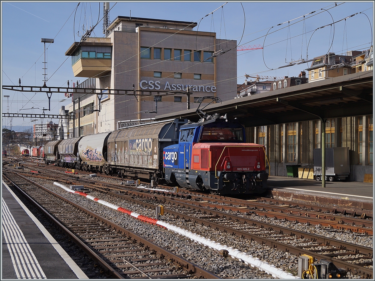 Der SBB Eem 923 020-2  Stockhorn  fährt mit einem kurzen Güterzug in Richtung Palézieux durch den Bahnhof von Lausanne.

19. Februar 2021