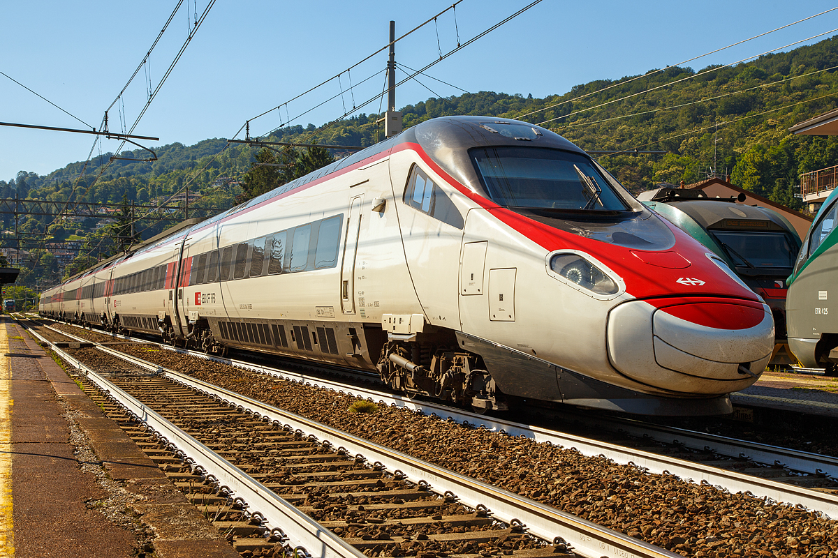 Der SBB ETR 610 der 2. Serie (RABe 503 018 / UIC 93 85 2 503 018-6 CH-SBB) am 22.06.2016, als EC 32  Milano Centrale - Brig - Geneve (Genf), beim Halt im Bahnhof Stresa.