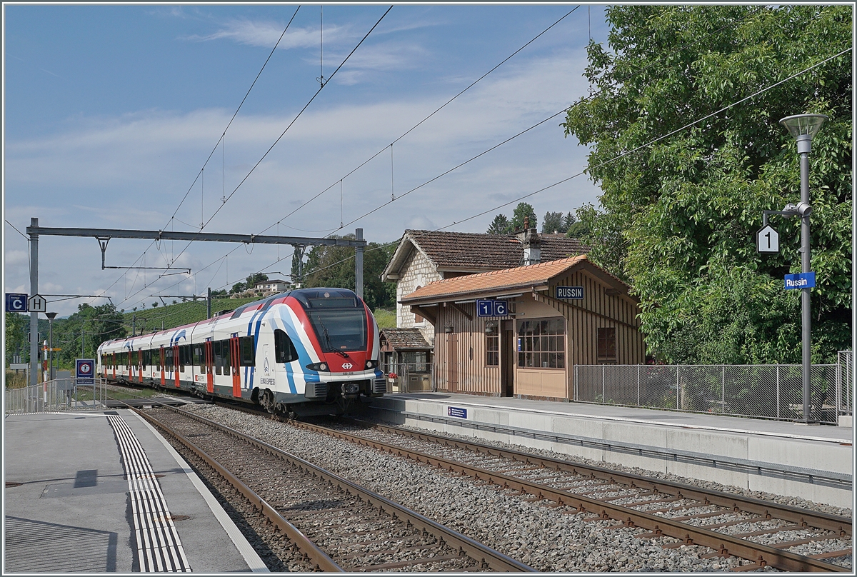 Der SBB LEX RABe 522 228 als SL5 Léman Express von La Plaine nach Genève bei Russin unterwegs.

23. Juni 2021