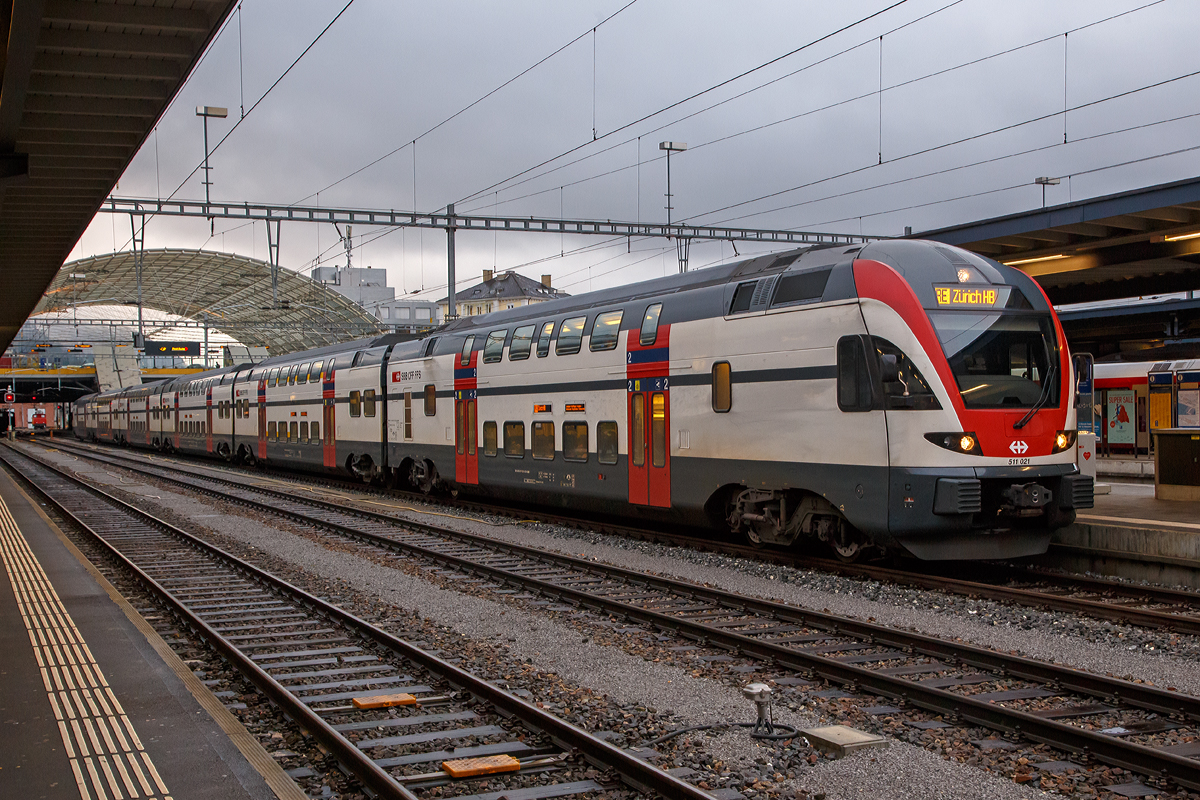 
Der SBB RABe 511 021 (94 85 0 511 021-3 CH-SBB), ein elektrischer sechsteiliger Doppelstock-Triebzug vom Typ Stadler DOSTO bzw. KISS, steht am 17.02.2017 als RE nach Zürich HB im Bahnhof Chur zur Abfahrt bereit. 

Der Stadler DOSTO ist ein elektrischer drei-, vier- oder sechsteiliger Doppelstock-Triebzug von Stadler Rail. Dieser Fahrzeugtyp wurde bis 2010 als „Stadler DOSTO“ bezeichnet und wird seither als Stadler KISS geführt. Den ersten Auftrag für KISS-Doppelstockzüge hate Stadler im Jahr 2008 von den SBB erhalten.

Die SBB haben hauptsächlich für die S-Bahn-Zürich, aber auch für weitere regionale Strecken der SBB, etappenweise (von 2008 bis 2015) 69 sechsteilige (150 m lange) und 24 vierteilige (100 m lange) Doppelstockzüge bei Stadler Rail bestellt.

Die sechsteiligen Züge (wie dieser hier) fassen 1.373 Passagiere, wovon 535 Sitzplätze sind (1. Klasse: 120, 2. Klasse: 415) und erreichen eine Höchstgeschwindigkeit von 160 km/h. Der RABe 511 kann in Vielfachsteuerung mit bis zu 4 Kompositionen verkehren. Angetrieben wird der Zug in den beiden Endwagen auf allen 4 Achsen. Je Fahrzeugseite sind 12 Einstiegtüren (1.400 mm breit) vorhanden. Die Trieb- und Laufdrehgestelle sind alle luftgefedert.

TECHNISCHE DATEN (RABe 511 sechsteilig):
Spurweite: 1.435mm (Normalspur)
Achsformel: Bo’Bo’+2’2’+2’2’+2’2’+2’2’+Bo’Bo’
Länge über Kupplung: 150 m
Höhe: 4.595mm
Breite: 2.800mm
Leergewicht: 297t
Achsabstand im Drehgestell: 2.500mm
Raddurchmesser: 920 mm (neu)
Höchstgeschwindigkeit: 160 km/h
Dauerleistung am Rad: 4.000 kW
Max. Leistung am Rad: 6.000 kW
Anfahrzugkraft: 400 kN (bis 54 km/h)
Beschleunigung: 1,1m/s²
Stromsystem: 15kV 16,7 Hz 
Sitzplätze: 1.Klasse 120 / 2.Klasse 415
Stehplätze (4 Pers/m²): 838 
Einstieghöhe: 555 mm über SOK