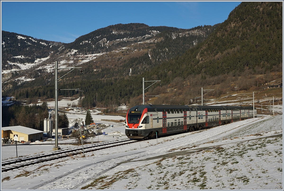 Der SBB RABe 511 110 ist als IR von Genève nach Le Châble (-Verbier) unterwegs und konnte kurz vor der Ankunft in Le Châble fotografiert werden. Bis Martigny verkehrt dieser Zug mit einem weiteren RABe 511, dort wird dann geflügelt. 

9. Februar 2020
