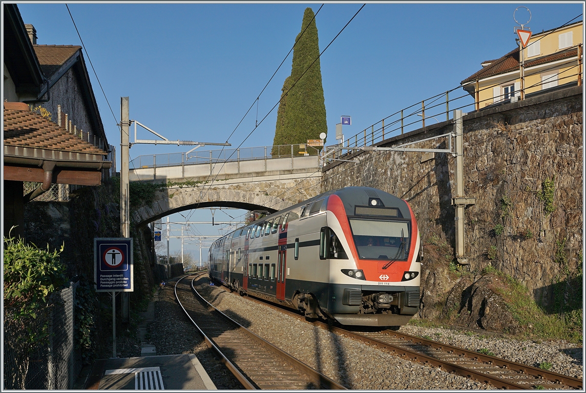 Der SBB RABe 511 114 fährt unter der schönen Steinbogenbrücke bei Rivaz durch.

1. April 2021