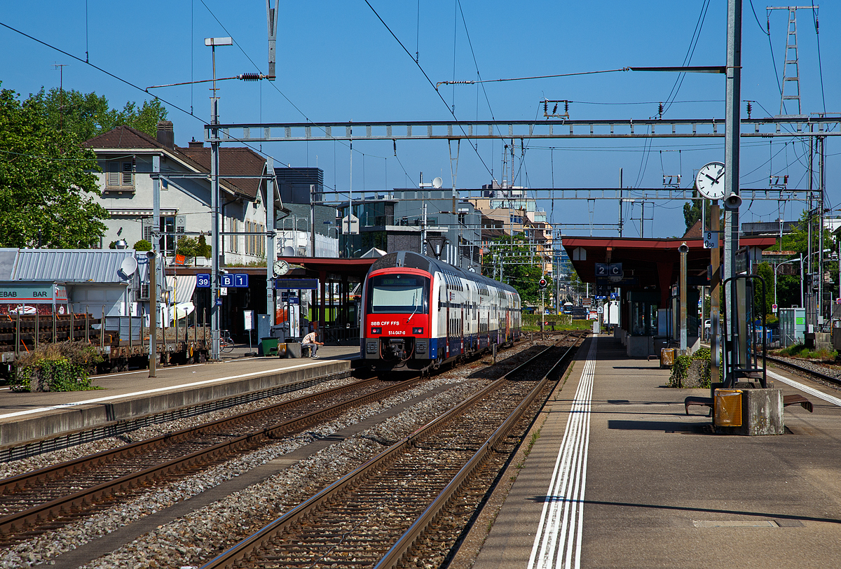 Der SBB RABe 514 047-0  (ein DTZ bzw. Siemens Desiro Double Deck) ist am 07.06.2015, als S 16 nach Effretikon, in den Bahnhof Zürich-Tiefenbrunnen eingefahren.

Der Bahnhof Zürich Tiefenbrunnen liegt an der 1894 durch die Schweizerische Nordostbahn eröffneten Rechtsufrigen Zürichseebahn (Kursbuchfeld 730) im Quartier Seefeld der Stadt Zürich. Während der Bauzeit hieß dieser Bahnhof noch Riesbach, im Zusammenhang mit der 1. Stadterweiterung 1893 erfolgte die Umbenennung in Bahnhof Zürich Tiefenbrunnen. Der Bahnhof ist ein Durchgangsbahnhof mit 3 Perrongleisen (Bahnsteigen). 


Beim ab 1892 erbauten Bahnhofgebäude handelt es sich um normiertes NOB-Stationsgebäude der Klasse 3. Der ebenfalls ab 1892 erbaute hölzerne Güterschuppen entsprach einem der NOB-Klassifizierung Typ 1. Der Güterschuppen wurde jedoch abgebrochen.
