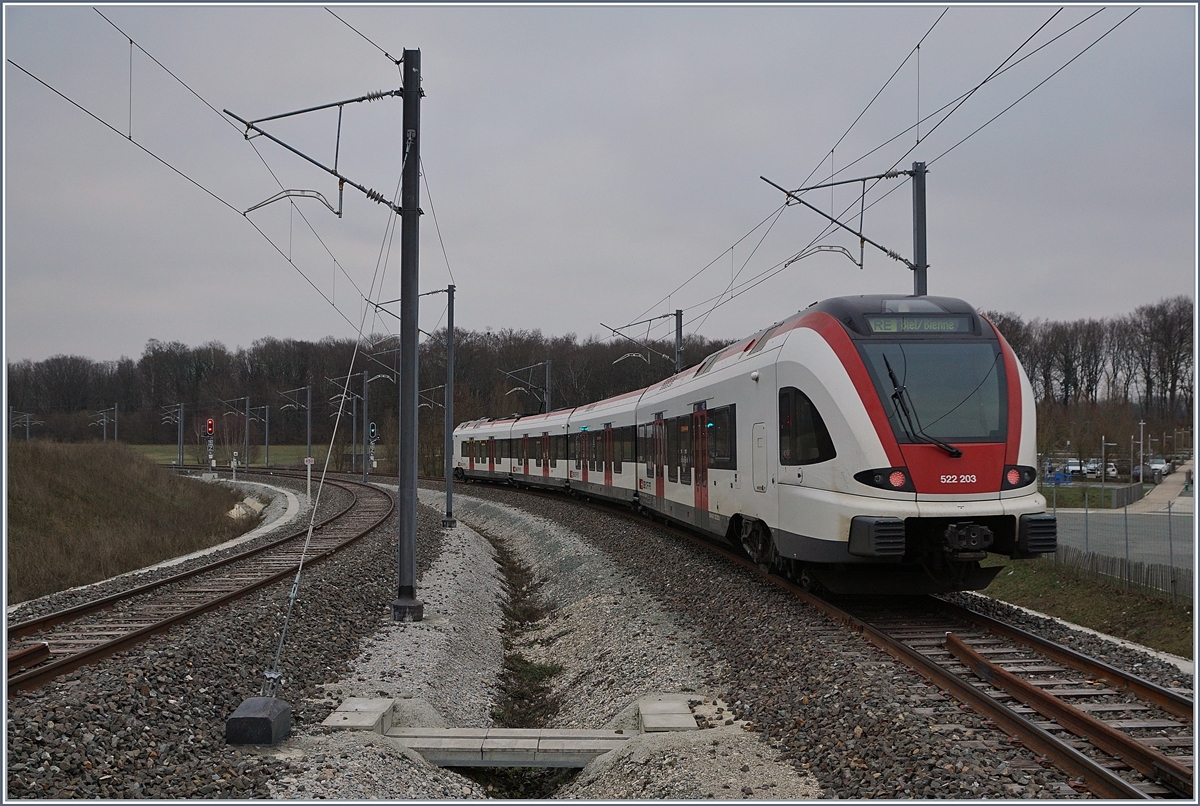 Der SBB RABe 522 203 verlässt als RE 18169 Meroux (TGV) in Richtung Biel/Bienne.
15. Dez. 2018