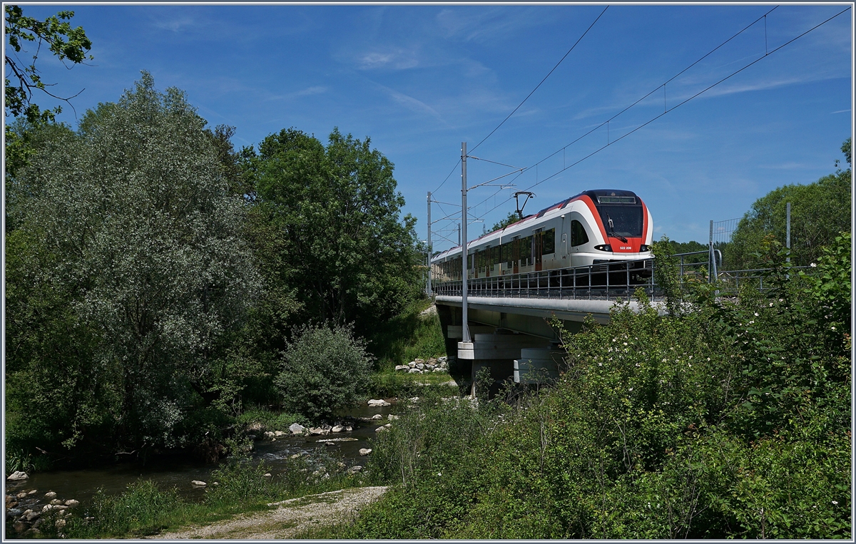 Der SBB RABe 522 209 als RE 18177 auf dem Weg nach Biel/Bienne kurz nach der Abfahrt in Meroux TGV beim Überqueren der 47 Meter langen Bourbeuse Brücke bei Bourogne.

1. Juni 2019