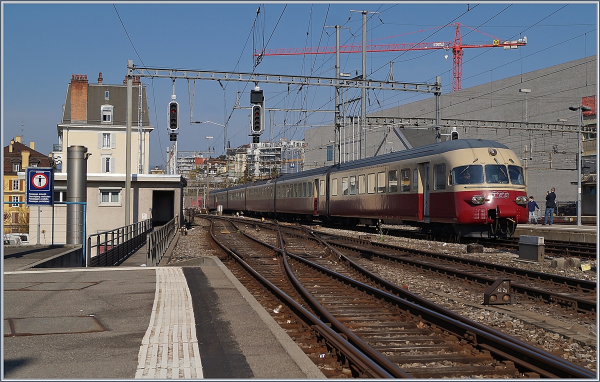 Der SBB RAe TEE II 1053 erreicht von Aarau kommend den Bahnhof Lausanne.

31. März 2019