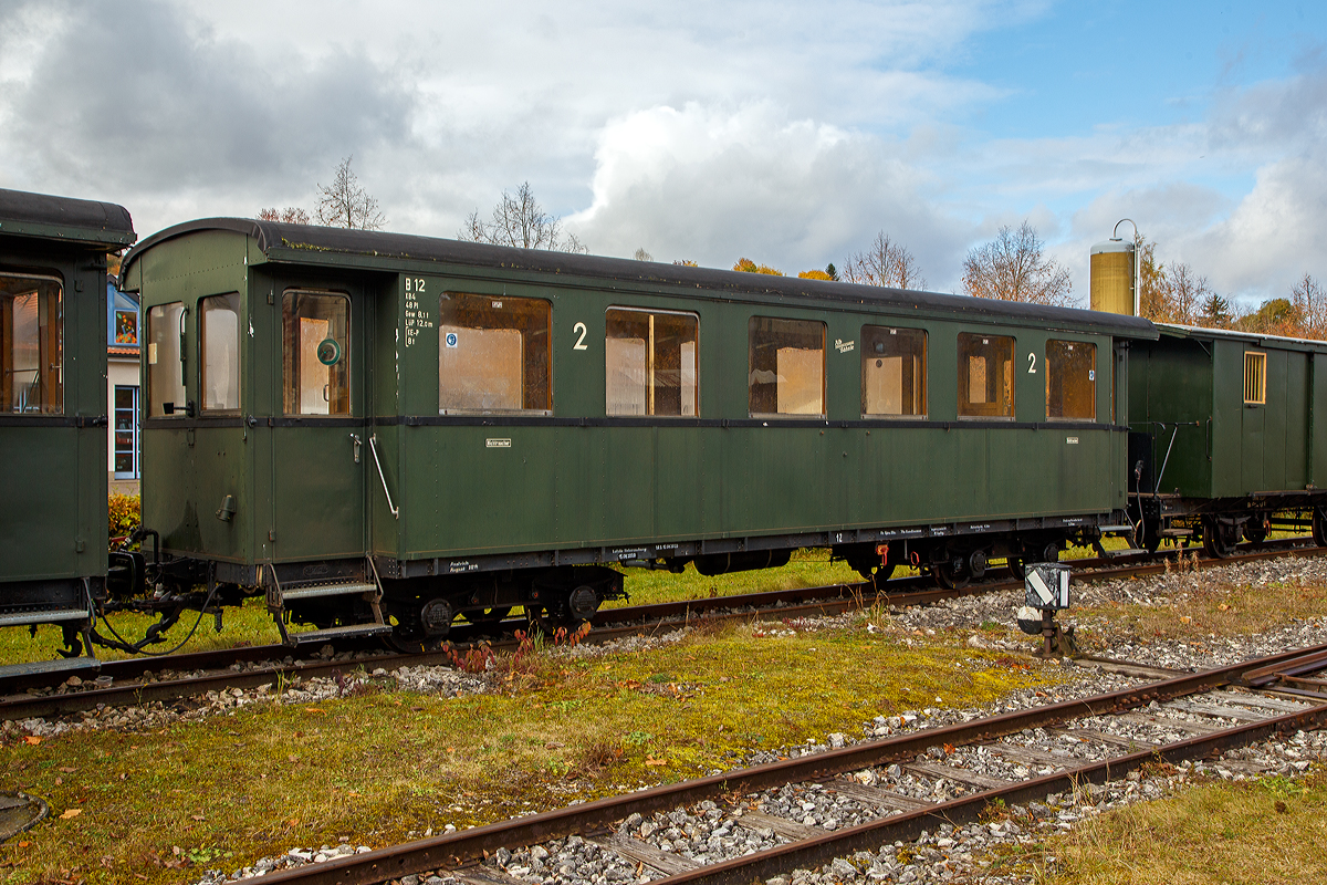Der schmalspurige vierachsige 2.Klasse Personenwagen mit geschlossenen Plattformen B12, der Gattung KB4, ex BZB B12, Museumsbahn Alpbähnle Amstetten-Oppingen (gehört zu den Ulmer Eisenbahnfreunde e.V.) abgestellt am 26.10.2021 beim Bahnhof Amstetten.

Von der Bayerischen Zugspitzbahn - Talstrecke (BZB) konnten im Jahr 2006 die Wagen 12 und 19 von der Museumsbahn Alpbähnle Amstetten-Oppingen übernommen werden. Im Jahre 1929 von der MAN in Nürnberg gebaut, stellen die  kleinen Eilzugwagen der Endzwanziger  mit den eingezogenen geschlossenen Plattformen dabei nicht nur wagenbaulich einen wichtigen Markstein dar. Als geräumige und sehr leichte Stahlwagen kommen sie auch den Verhältnissen beim Alb-Bähnle sehr entgegen. Die in steter Steigung (durchschnittlich 1 zu 45) angelegte Strecke fordert die Triebfahzeuge, umso besser, wenn der Zug etwas leichter werden kann.

TECHNISCHE DATEN:
Spurweite: 1.000 mm (Meterspur)
Anzahl der Achsen: 4
Länge über Puffer: 12.000 mm
Drehzapfenabstand: 6.600 mm
Achsabstand im Drehgestell: 1.360 mm
Eigengewicht: 8,1 t
Sitzplätze: 48 (in der 2. Klasse)