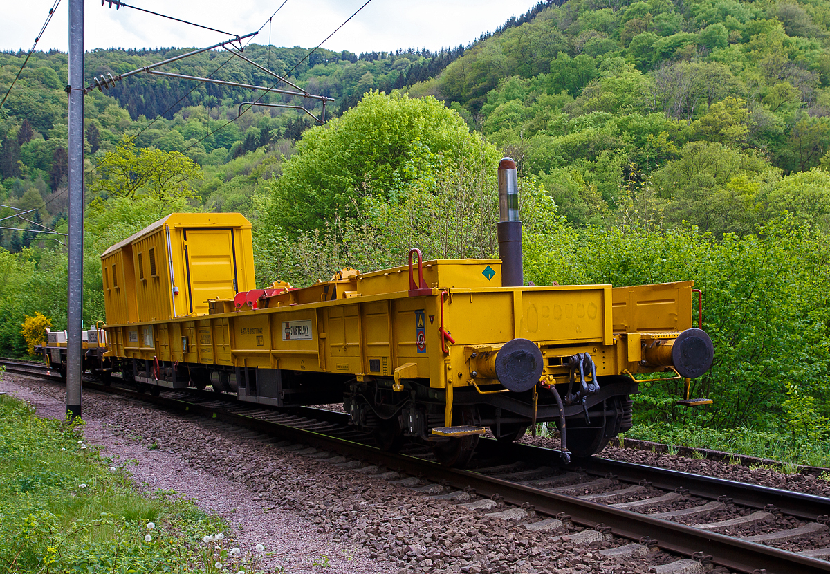 Der Schutzwagen 99 81 9377 004-2 A-RTS zum Kirow-Gleisbaukran KRC 1200 der sterreichischen Bahnbaufirma Swietelsky Baugesellschaft mbH (Fischamend-Steg) ist am 14.05.2016 in Kautenbach (Luxemburg) abgestellt. Nach der NVR-Nummer ist der Wagen eingestellt von der RTS Rail Transport Service GmbH, Graz diese ist eine 100%ige Tochter der Swietelsky Baugesellschaft m.b.H.

Der Wagen wurde 2002 von KIROW unter der Fabriknummer 114900 zum Kranauslegerschutzwagen fr den Gleisbaukran KRC 1200 umgebaut.

TECHNISCHE DATEN:
Spurweite: 1.435 mm (Normalspur)
Anzahl der Achsen: 4 (in zwei Drehgestellen)
Lnge ber Puffer: 21.950 mm
Drehzapfenabstand: 16.660 mm
Achsabstand im Drehgestell: 1.800 mm
Laufraddurchmesser: 920 mm (neu)
Eigengewicht: 34.000 kg
Max. Ladegewichte: 45,0 t ab Streckenklasse A
Zul. Hchstgeschwindigkeit: 120 km/h
Kleinster befahrbarer Gleisbogen: R 60m
Bremse: 0 – P - A
Handbremse: ja

Dahinter daran gekuppelt der zweiachsige Flachwagen 23 81 9100 005-4 A-RTS der Gattung Us, die Standartbeladung sind 2 Stck Betonkltze  4,3 Tonnen (als zustzliche Gegengewichte fr den Kran KRC 1200).
