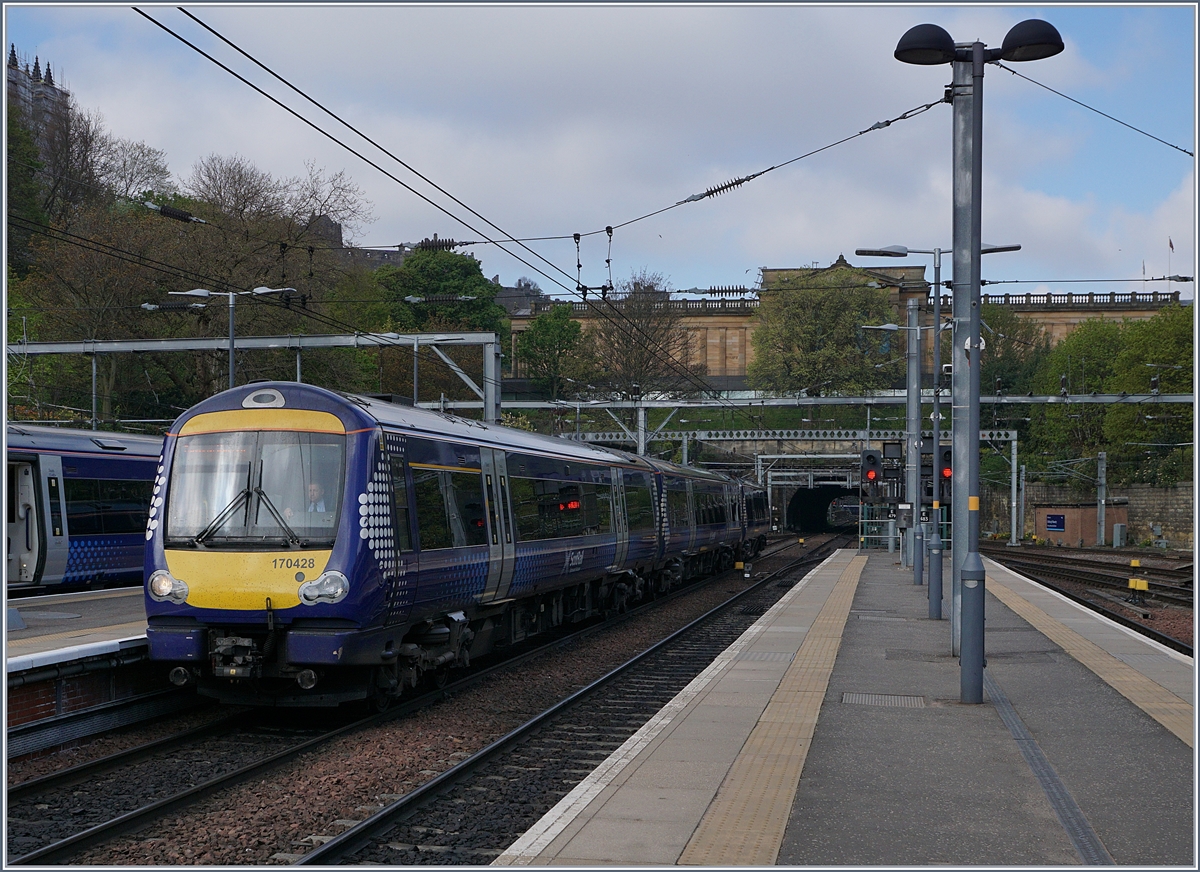 Der ScotRail Dieseltriebzug 170 428 erreicht Edinburgh.
3. Mai 2017