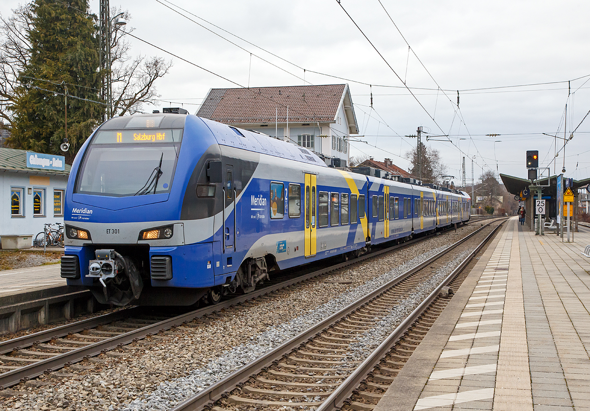 Der sechsteilige Stadler FLIRT 3 - der Meridian ET 301 fhrt am 28.12.2016 als M 79011 (Mnchen Hbf - Rosenheim - Salzburg Hbf) vom Bahnhof Prien am Chiemsee weiter in Richtung Satzburg.