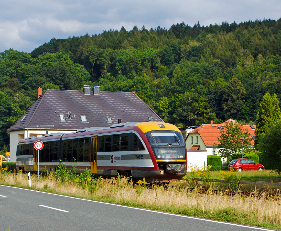 
Der Siemens Desiro Classic Dieseltriebzur 642 333 / 642 833 (95 80 0642 333-8 D-STS /  95 80 0642 833-7 D-STS) der Städtebahn Sachsen GmbH (SBS) fährt am 26.08.2013 als SB 72 Heidenau–Altenberg durch Müglitztal. 

Der der Triebzug wurde 2001 von Siemens in Uerdingen unter den Fabriknummern 92845 und 92846 gebaut. Das Fahrzeug ist von der Alpha Trains Europa GmbH gemietet bzw. geleast.