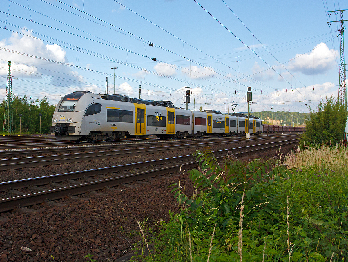 
Der Siemens Desiro ML Triebzug 460 510-1 / 860 010-8 / 460 010-2 der trans regio Deutsche Regionalbahn GmbH fährt am 14.06.2014 als MRB 26  MittelrheinBahn  (Koblenz – Andernach – Remagen – Bonn – Köln) durch Koblenz-Lützel, auf der KBS 470 - Linke Rheinstrecke, in Richtung Köln. 

Der Triebzug wurde 2008 von Siemens in Uerdingen unter den Fabriknummern 94399 bis 94401 gebaut. 
Diese dreiteiligen elektrischen Triebzüge haben die Achsfolge Bo'Bo'+2'2'+Bo'Bo', die Höchstgeschwindigkeit beträgt 160 km/h.