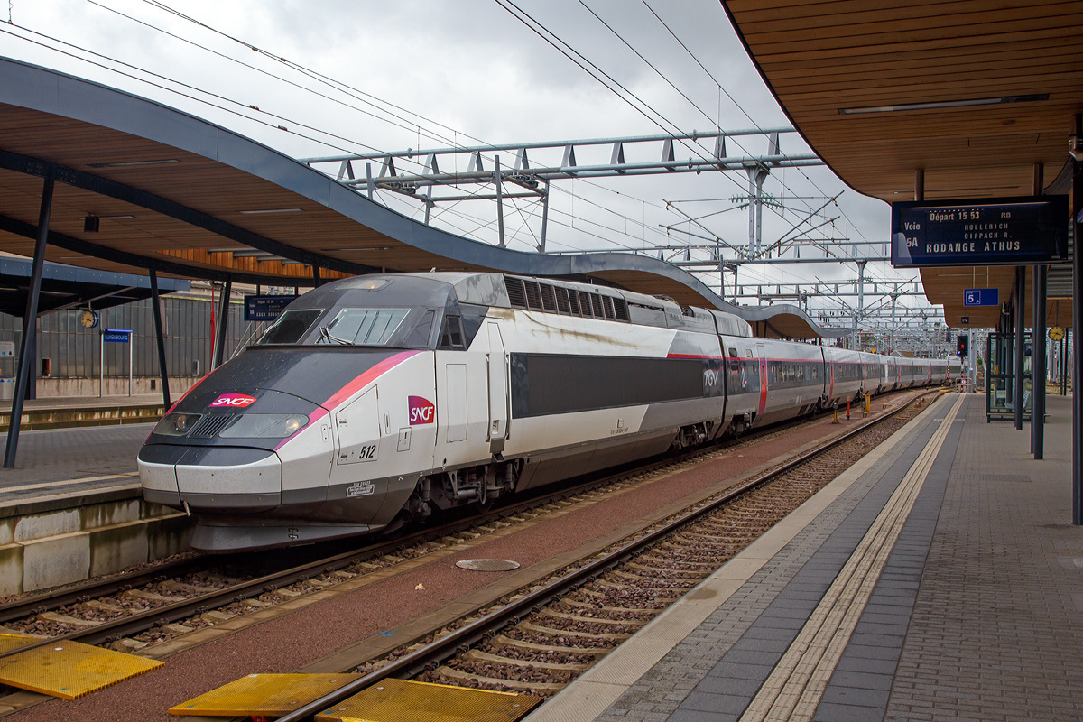 
Der SNCF TGV Réseau 28023 (bicourant) - Rame 512 im Carmillon Design kommt am 15.08.2015 aus Paris Est und fährt in den Bahnhof von Luxembourg ein.

Der TGV Réseau ist eine Weiterentwicklung des TGV Atlantique und wird, da er aufgrund seiner Länge von 200 m (mit 8 Mittelwagen) auch kurze Bahnsteige bedienen kann, auf dem gesamten Netz eingesetzt. Die Bezeichnung Réseau (Französisch für Netz) spiegelt diese universelle Einsetzbarkeit wieder. Erstmals kamen sie mit der Eröffnung der LGV Nord zum Einsatz. Auch die TGV Réseau gibt es in verschiedenen Ausführungen. 50 Zweisystem-Einheiten (bicourant), Rame 501 bis 550, dienen dem innerfranzösischem Verkehr. Des Weiteren wurden 30 Dreisystem-Einheiten (tricourant, zusätzlich für 3 kV =), Rame 4501 bis 4506 mit zusätzlichem Zugleitsystem R54 für Italien, sowie Rame 4507 bis 4530 mit zusätzl. Zugleitsystem TBL/TBL2 für Belgien und die Niederlande, gebaut. Zudem gibt es noch 10 Stück der Serie 38000 als  TGV Thalys PBA.

Die TGV Réseau der Serie 28000 (bicourant) haben zwei Stromsysteme (25 kV / 50 Hz und 1,5 kV Gleichstrom),  die der Serie 38000 drei (zusätzlich 3,0 kV Gleichstrom).

Die TGV Réseau wurden zwischen 1992 bis 1994 bei GEC Alsthom gebaut. Diese Züge sind unempfindlich gegen Druckwellen, im Gegensatz zu den TGV Atlantique, das heißt, zum Beispiel ist, fühlt sich keine Druckschwankungen am Eingang oder Ausgang eines Tunnels. Die TGV Réseau unterscheiden sich äußerlich vor allem an den auf acht reduzierten Mittelwagen, statt zehn bei dem TGV Atlantique.

Technische Daten:
Länge: 200.000 mm
Breite: 2.900 mm 
Leergewicht: 383.000 kg
Sitzplätze: 377 (120 in der 1. und 257 in der 2. Klasse)
Höchstgeschwindigkeit: 320 km/h (früher 300 km/h)
Leistung: 8.800 kW bei 25 kV 50 Hz / 3680 kW bei 1,5 kV bzw. 3 kV Gleichstrom
Achsfolge: Bo'Bo'+2' 2' 2' 2' 2' 2' 2' 2' 2'+Bo'Bo'

