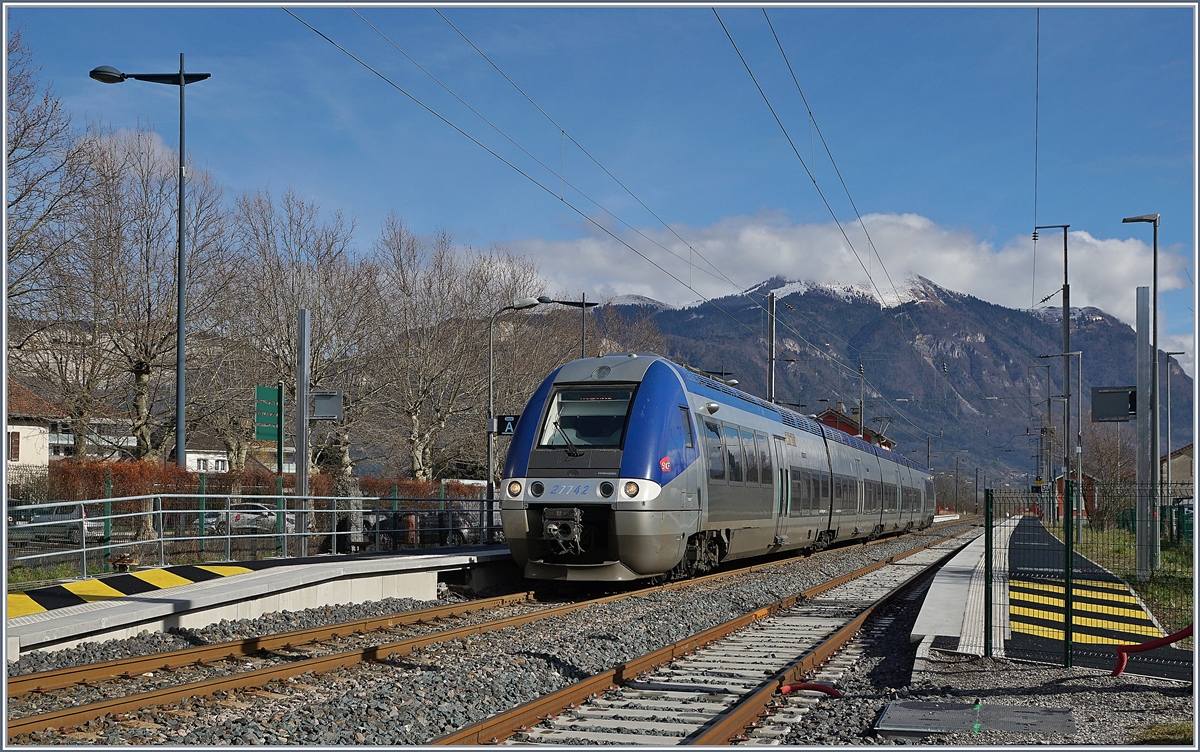Der SNCF Triebwagenzug Z 27742 beim Halt im Bahnhof von St-Pierre-en Faucigny. 

21. Februar 2020 