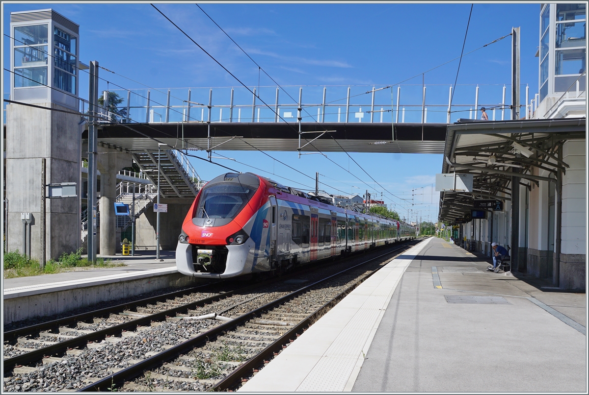 Der SNCF Z 31527 und ein weiterer Coradia Polyvalent régional tricourant sind als SL1 in Thonon les Bain angekommen. Diese Léman Express Verbindung endet planmässig hier (statt wie die andern in Evian les Bains.

12. Juli 2022