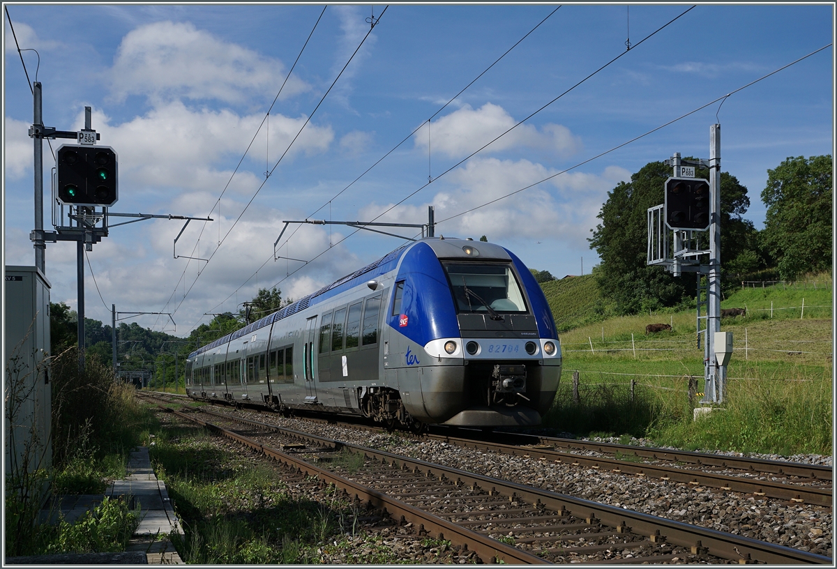Der SNCF Z 82764 auf der Fahrt nach Genève erreicht Russin.
20. Juni 2016