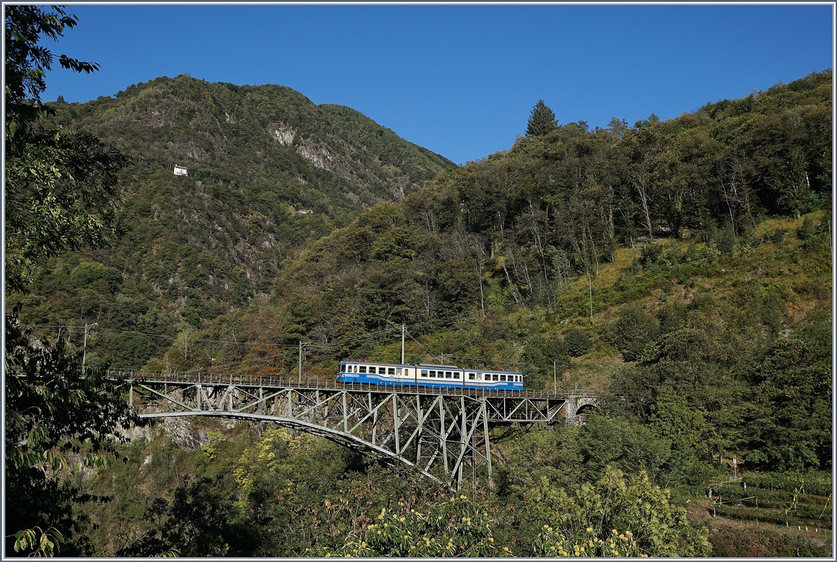 Der SSIF ABe 8/8 22  Ticino  ist als FART Regionalzug 308 von Locarno nach Camedo auf der Isorno-Brücke kurz vor Intragna unterwegs. 2. Oktober 2018