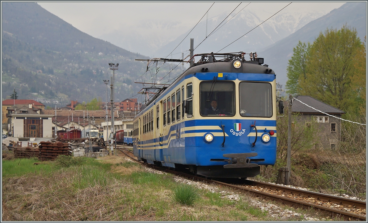 Der SSIF ABe 8/8 23  Ossola  verlässt als Regionalzug 763 Domodossola.
3. April 2014 