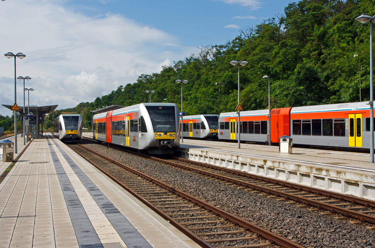 
Der Stadler GTW 2/6 - VT 508 114 der HLB (Hessischen Landesbahn) verlsst am 18.08.2014, als RB 32 nach Friedberg, den Bahnhof Nidda. Seit dem 11.12.2016 wird diese Verbindung als RB 48 gefhrt. 