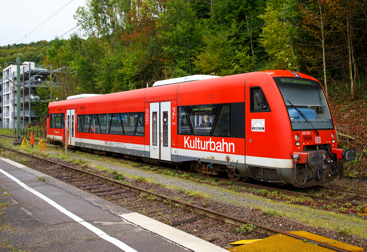 
Der Stadler RegioShuttle RS 1 – 650 303 (95 80 0650 303-0 D-DB), ex DB 650 303-1, der Kulturbahn (DB ZugBus Regionalverkehr Alb-Bodensee), abgestellt am 09.09.2017 beim Bahnhof Horb. 

Der Triebwagen wurde 2004 von Stadler Pankow in Berlin unter der Fabrik-Nr. 37319 gebaut

Die Fahrzeuge (Baureihe VT 650.3) sind mit breiten Automatik-Schwenkschiebetren, Niederflureinstiegen, groen Mehrzweckbereichen mit Platz fr Fahrrder oder Kinderwgen, bequemen Komfortsitzen und einer Klimaanlage ausgestattet. Auch in Puncto Fahrgastinformation haben die RegioShuttles einiges zu bieten. Vier Auenzugziel-Anzeigen lassen nicht zu, dass man in der Eile in den falschen Zug einsteigt. Zustzlich garantieren GPS-gesteuerte Haltepunkt-Anzeigen im Innenraum den Ausstieg an der richtigen Stelle.

Die besondere Niederflurbauweise der Einstiegs- und Mehrzweckbereiche erlaubt einen bequemen, fast ebenerdigen Einstieg in das Fahrzeug. Auerdem sorgen beidseitig angebrachte, ausfahrbare Rampen dafr, dass auch mobilittseingeschrnkte Menschen barrierefrei und selbststndig ein- und aussteigen knnen. Selbstverstndlich gehrt zur komfortablen Ausstattung RegioShuttles auch ein behindertengerechtes WC. In Sachen Geschwindigkeit zeichnet sich die Baureihe VT 650.3 durch Spurtstrke und eine hohe Endgeschwindigkeit aus. Luftgefederte Drehgestelle sorgen dabei fr optimale Laufruhe, auch bei schneller Fahrt.

Der Antrieb erfolgt ber 2 MAN 6-Zylinder-Viertakt-Dieselmotor mit Direkteinspritzung vom Typ D 2866 LUH 21 mit je 257 KW (350 PS) Leistung hydromechanisch ber 2 Voith-Diwabus Getriebe U 864, die Hchstgeschwindigkeit betrgt 120 km/h.

Die Motoren haben einen Hubraum von je 12 Liter.

TECHBISCHE DATEN:
Spurweite: 1.435 mm
Achsfolge: B'B'
Lnge ber Puffer: 25.500 mm
Lnge Wagenkasten: 24.260 mm
Drehzapfenabstand: 17.100 mm
Drehgestellachsstand: 1.800 mm
Federung: 2 luftgefederte Triebdrehgestelle
Eigengewicht: 42 t
Hchstgeschwindigkeit:  120 km/h
Beschleunigung: 1,2 m/s
Einstiegshhe:  600 mm
Fahrgastraum: klimatisiert
Pltze: 70 Sitzpltze, davon 18 als Klappsitze, 88 Stehpltze
Niederfluranteil: 65% bezogen auf die Lnge des Fahrgastraumes
Tren: Vier 2-flgelige Automatik-Schwenkschiebetren
Einstiegshilfe je Fahrzeugseite: Rollstuhl-Hublift an Tr L1 und R1
WC: behindertengerecht