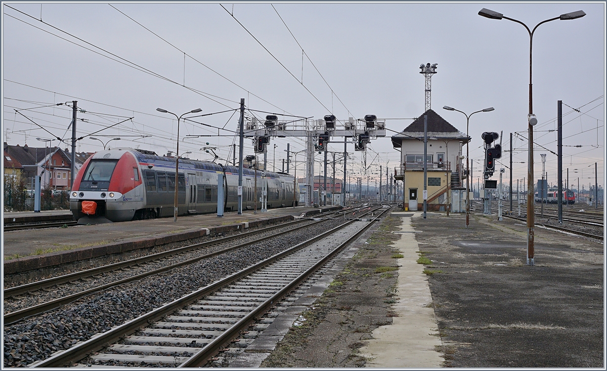 Der TER 895057 von Belfort nach Meroux TGV wird auf Gleis 2 bereit gestellt, im Hintergrund sind weiter BB 36000 erkennbar.
11. Jan. 2019
