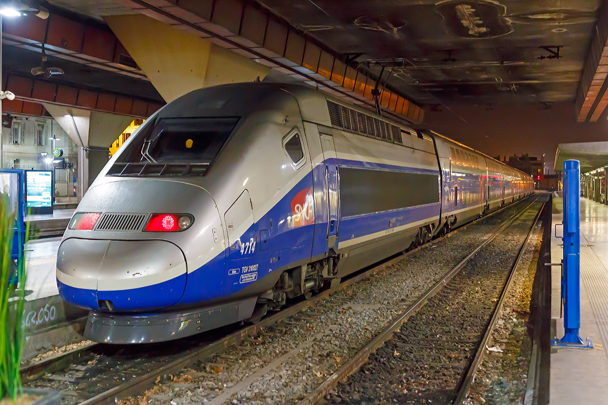 Der TGV Euroduplex (2N2) 4714 hat, pünktlich nach 7 Stunden und 47