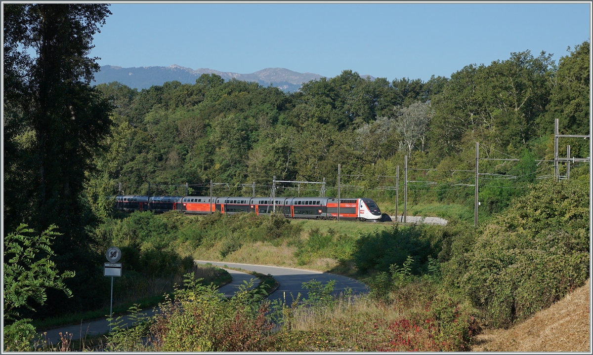Der TGV Lyria 9761 von Paris Gare de Lyon nach Lausnne hat bei La Plaine gerade die Schweiz erreicht. 

6. Sept. 2021