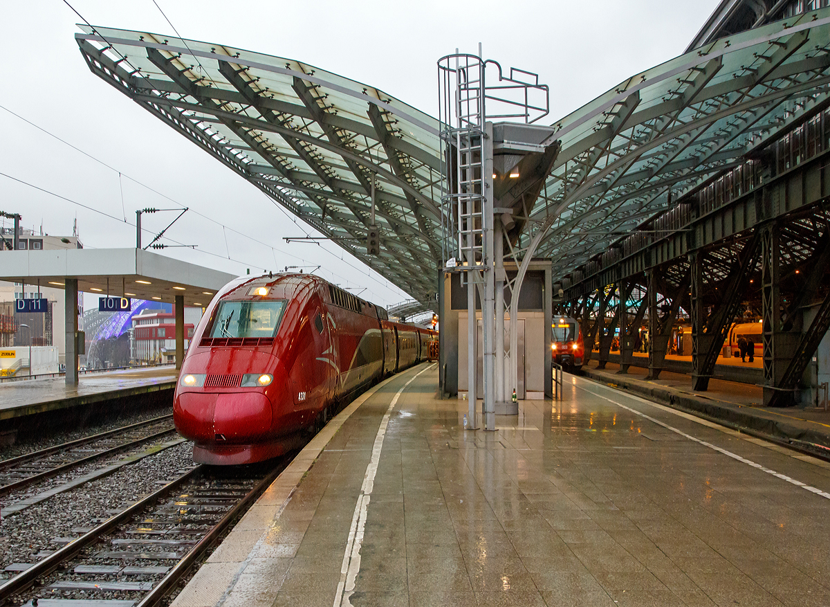 
Der Thalys PBKA 4331 steht am 08.02.2016 im Hbf Köln, für die Fahrt nach Paris, bereit.  Es gibt 17 Triebzüge, davon befinden sich 7 im Eigentum der SNCB, 6 der SNCF, je 2 der NS und der DB. Dieser ist im Eigentum der NS. Bei der Deutschen Bahn werden die Thalys-PBKA-Triebzüge, als „Baureihe 409“ bezeichnet. 