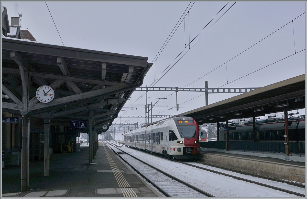 Der TPF RABe 527 193 erreicht als RE Bulle - Bern den Bahnhof von Romont.

22. Dez. 2021