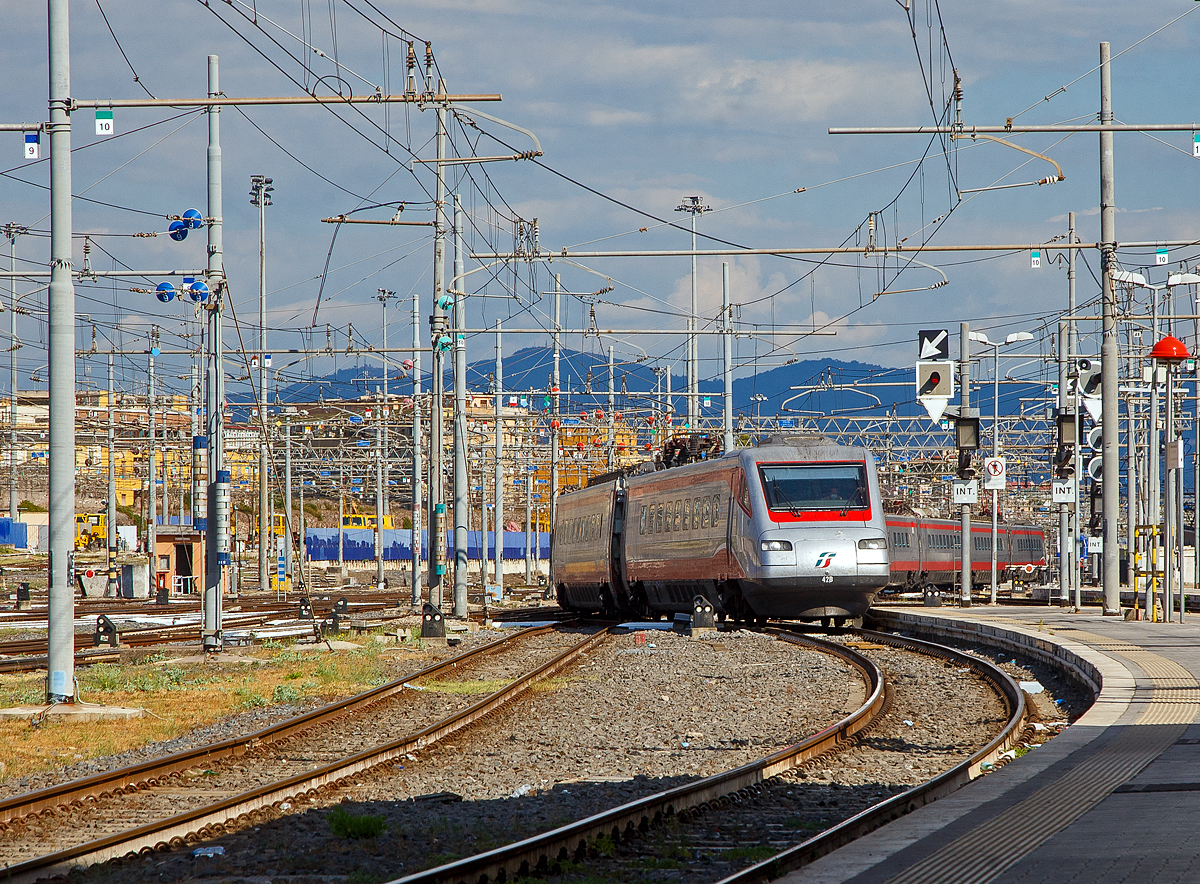 Der Trenitalia Frecciargento ETR 485 – 42 (Pendolino), ex ETR 480 – 42, erreicht am 13.07.2022 den Zielbahnhof Roma Termini. Frecciargento heit deutsch Silberpfeil.

Die ETR 480 (von italienisch ElettroTreno Rapido) oder umgangssprachlich Pendolino sind von Trenitalia betriebene italienische Neigezge von Fiat Ferroviaria, die zweisystemfhigen Einheiten tragen die Reihenbezeichnung ETR 485.

Die ETR 485 (ex ETR 480) gehren zur dritten Generation von Pendolino-Zgen. Sie basieren auf der Baureihe ETR 460, von der sie sich uerlich kaum unterscheiden lassen. Sie gingen als Einsystemzge fr 3 kV Gleichspannung in Betrieb, waren aber von Beginn an fr den Einbau der zustzlichen Ausrstung fr 25 kV Wechselspannung vorbereitet. Notwendig wurde der Einbau dieser Ausrstung fr das Befahren der Schnellfahrstrecken Rom–Neapel und Turin–Mailand. Die Zge wurden 2004 bis 2005 fr den Zweisystembetrieb umgebaut und der neuen Baureihe ETR 485 zugeordnet. Die Zge werden vor allem auf der Strecke Rom–Mailand–Turin eingesetzt und verkehren unter der Bezeichnung Frecciargento.

Die Zge bestehen aus neun einzeln lauffhigen Wagen und technisch aus drei unabhngigen Traktionseinheiten. Jeder der Drittelzge besteht aus einem antriebslosen Wagen und zwei Wagen mit je einem Stromrichter in GTO-Thyristor-Technik und zwei Fahrmotoren. Die unter dem Wagenkasten in Lngsrichtung aufgehngten Fahrmotoren treiben jeweils die innere Achse des benachbarten Drehgestells an, sodass jeder Antriebswagen ber zwei Treibachsen verfgt.

Die Zge haben wie die Vorgnger ETR 460 Endwagen mit einer breiten, eher eckiger wirkenden Kopfform, die vom Industriedesigner Giorgio Giugiaro entworfen worden war. Die Mittelwagen wurden aus leichten, extrudierten Aluminiumprofilen gebaut. Das vollstndig unterflur angeordnete Neigetechniksystem wurde gegenber den ETR 460 leicht berarbeitet. Die Zge sind mit der Fahrzeugausrstung der Zugbeeinflussungen BACC und ETCS Level 2 ausgerstet.

TECHNISCHE DATEN:
Anzahl: 15
Hersteller: Fiat Ferroviaria
Baujahre: 1997–1999, Umbau 2004–2005
Spurweite: 1.435 mm (Normalspur)
Achsformel:(1A)(A1) + (1A)(A1) + 2’2’ + 2’2’ + (1A)(A1) + (1A)(A1) + 2’2’ + (1A)(A1) + (1A)(A1)
Lnge: 236.600 mm
Leergewicht: 454 t (als ETR 480: 433 t)
Radsatzfahrmasse: 14,5 t
Hchstgeschwindigkeit: 250 km/h
Dauerleistung: 12  490 kW = 5.880 kW
Stromsystem: 25 kV, 50 Hz ~ und 3 kV =
Strombertragung: Oberleitung
Sitzpltze: 139 (1. Klasse) und 342 (2. Klasse)
